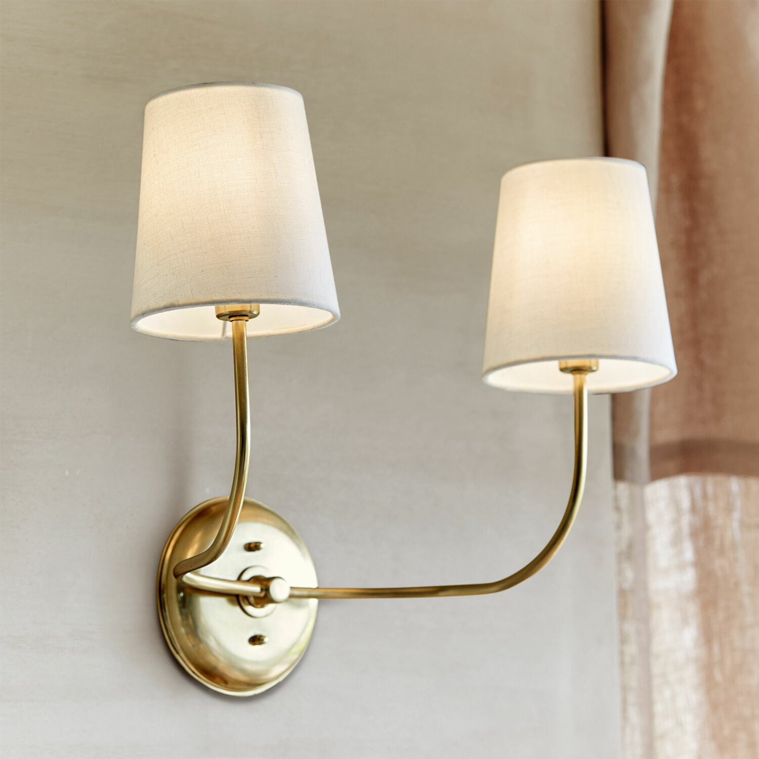 Wandlampe Plainfield Doppel-Wandleuchte aus Messing mit cremefarbenen Stofflampenschirmen für stilvolle Innenbeleuchtung
