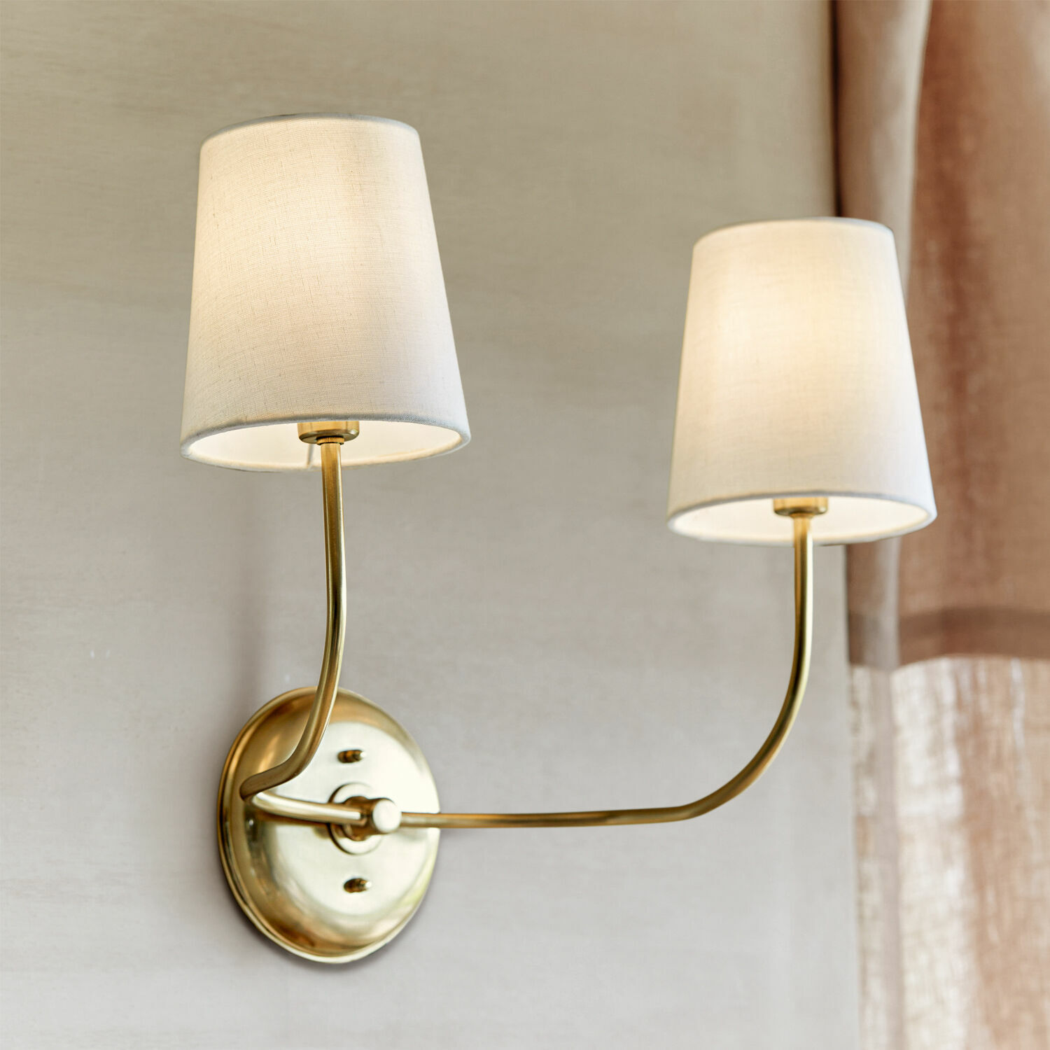 Wandlampe Plainfield Doppel-Wandleuchte aus Messing mit cremefarbenen Stofflampenschirmen für stilvolle Innenbeleuchtung