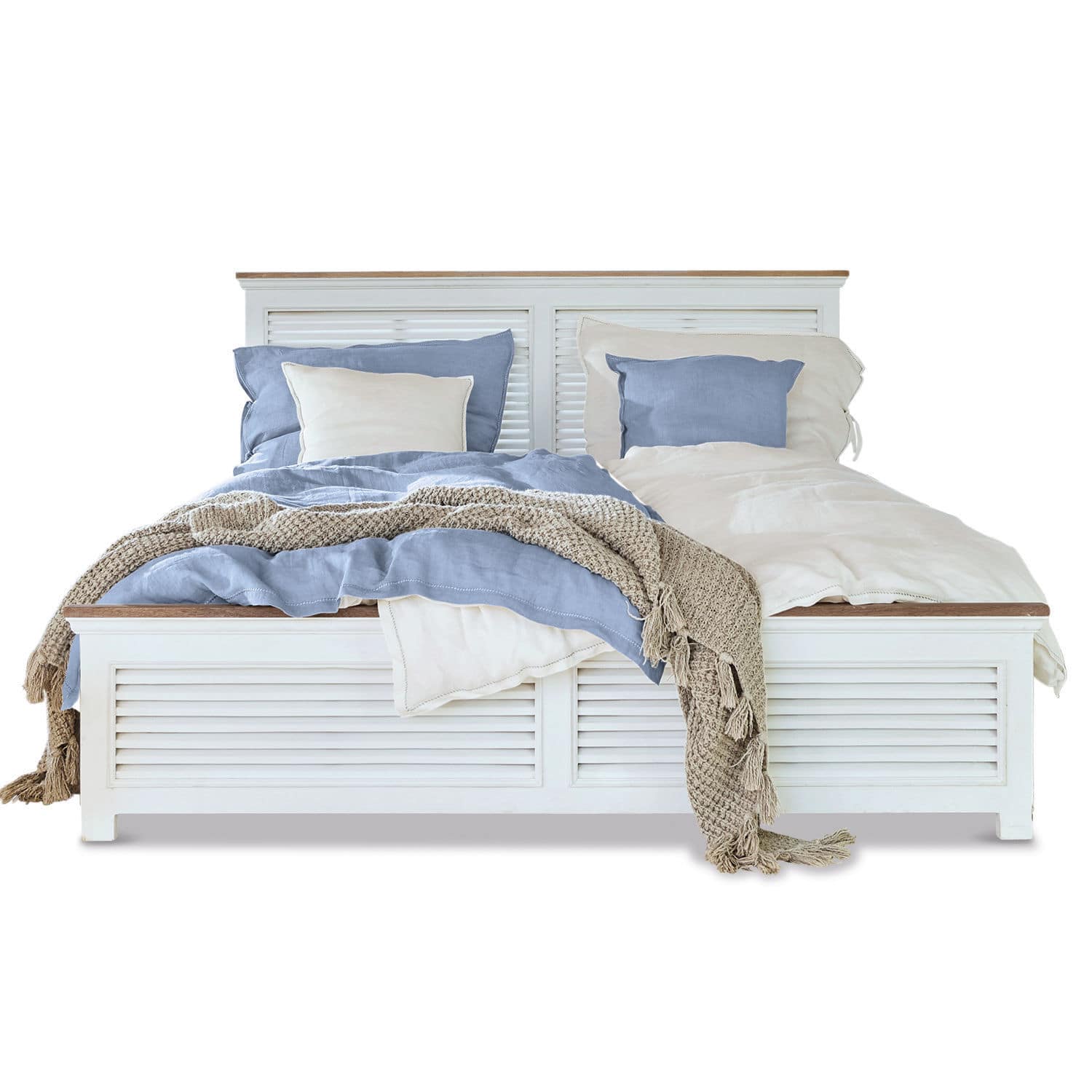 Bett Antje Weißes Holzbett mit blauer und cremefarbener Bettwäsche und beigem Strickplaid im skandinavischen Stil
