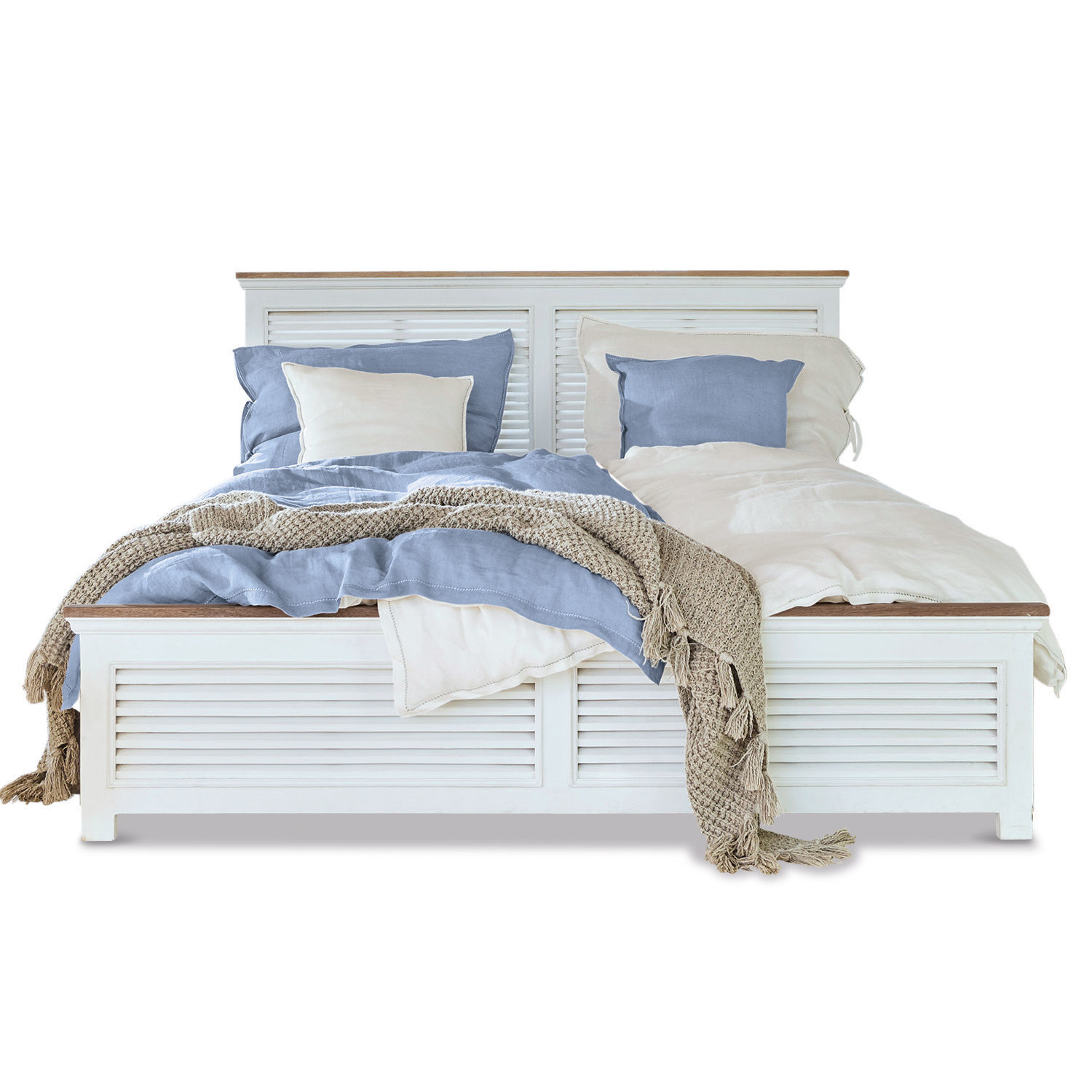Bett Antje Weißes Holzbett mit blauer und cremefarbener Bettwäsche und beigem Strickplaid im skandinavischen Stil