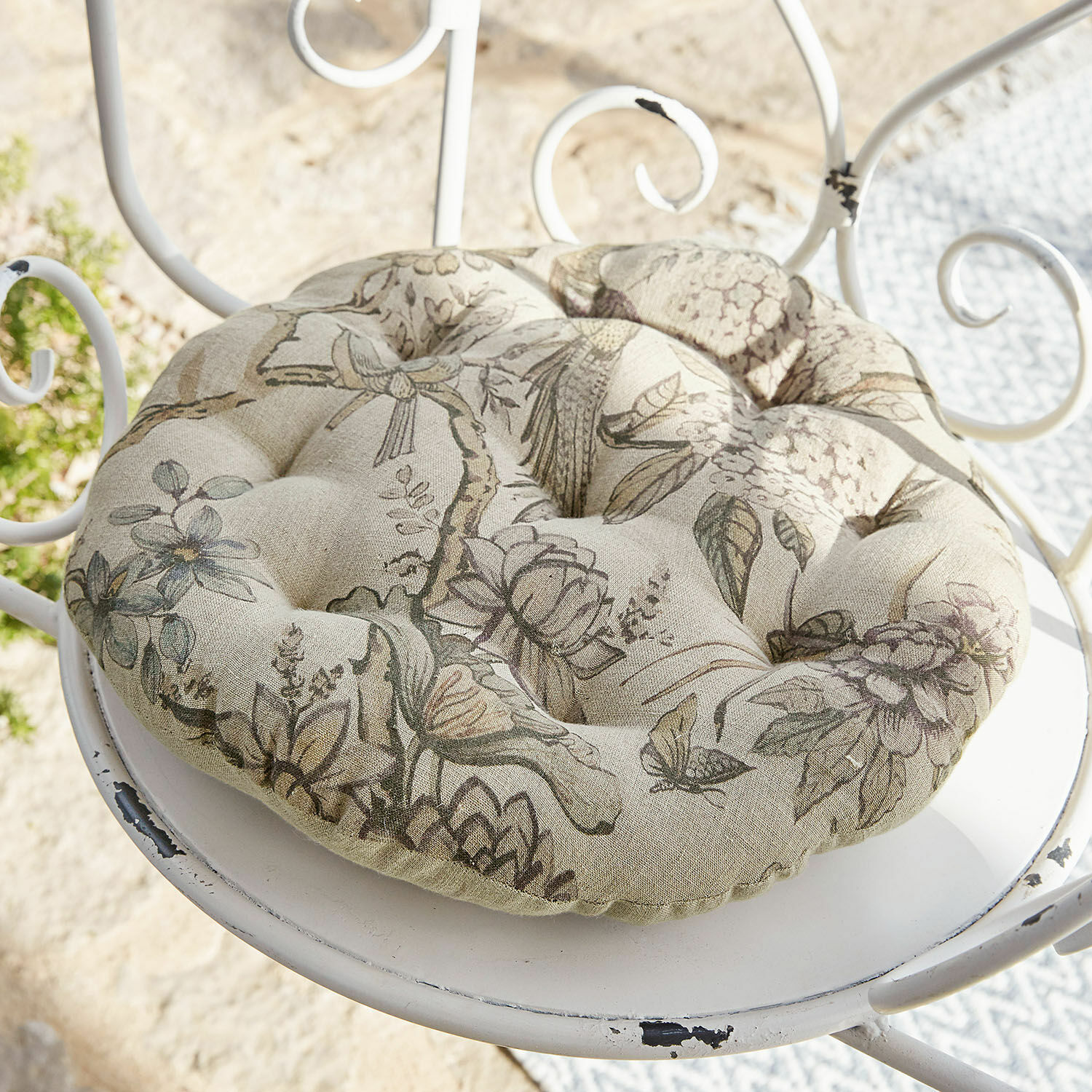 Sitzkissen Kayla Rundes Baumwoll-Sitzkissen in Beige mit floralem Muster und Steppung für Gartenstuhl