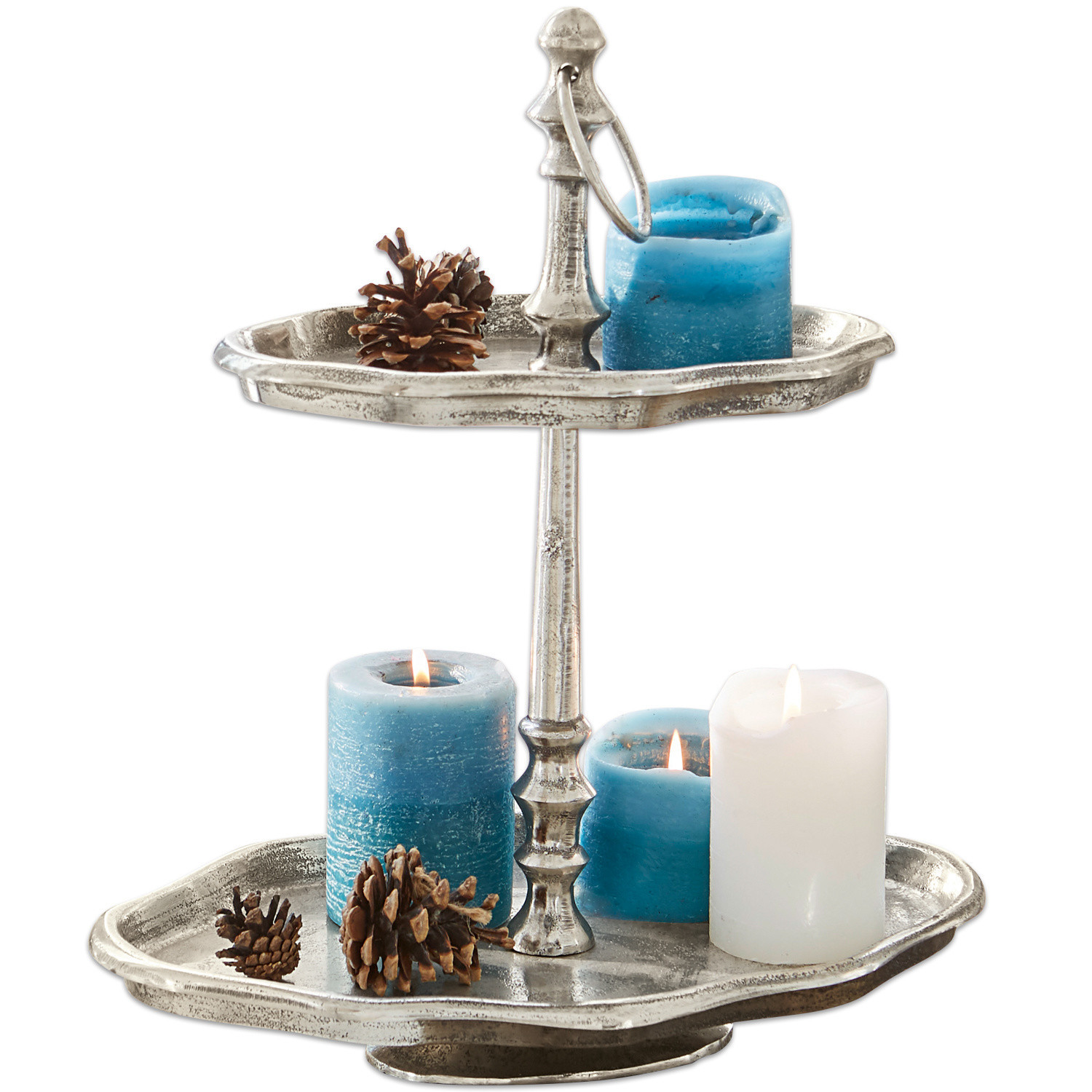 Etagere Barberie Zweistöckige Metall-Etagere mit blauen und weißen Kerzen sowie dekorativen Kiefernzapfen
