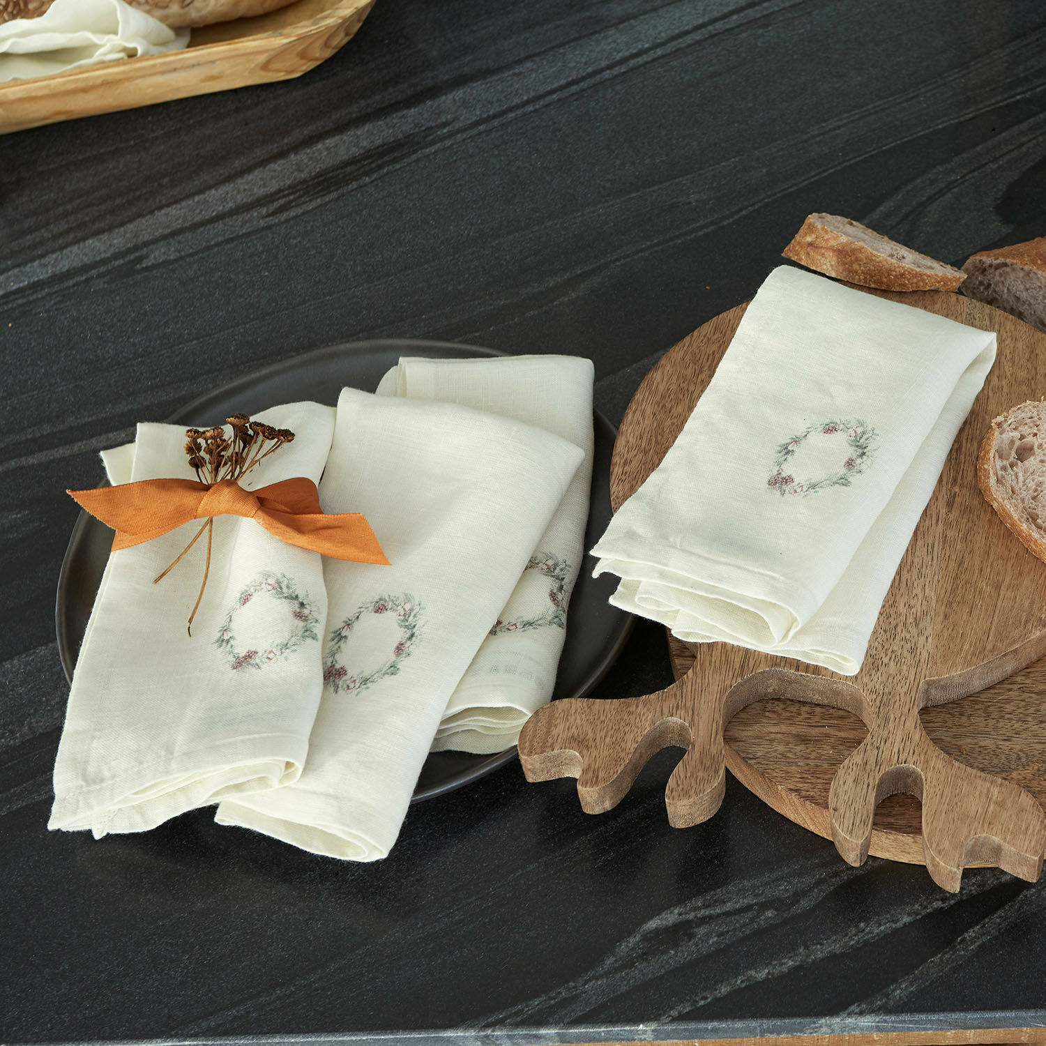 Serviette 4er Set Torge Leinenservietten in Creme mit zartem Blumenkranz-Motiv, Tischdekoration und Küchentextilien
