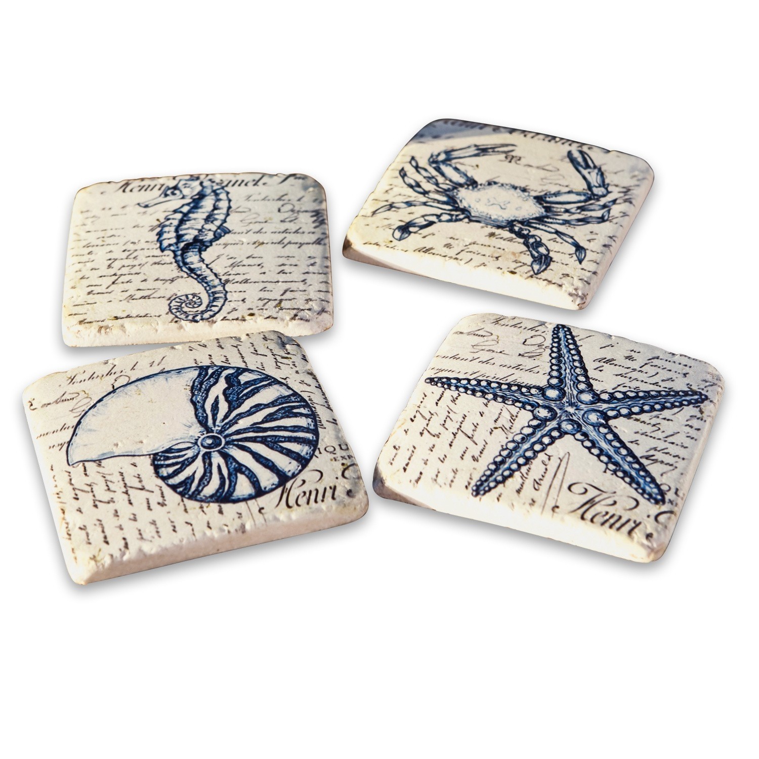 Untersetzer 4er Set Faune Marine Set aus vier cremefarbenen Keramikuntersetzern mit blauen Meeresmotiven und Schriftdekor