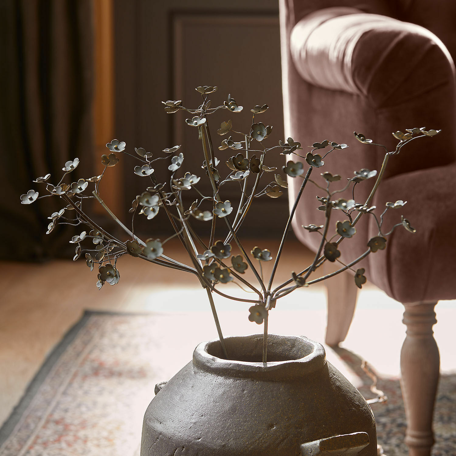 Deko-Blume 2er Set Basmirah Dekorativer Metallzweig mit Blüten in grauem Keramikvase auf Teppich im Wohnzimmer