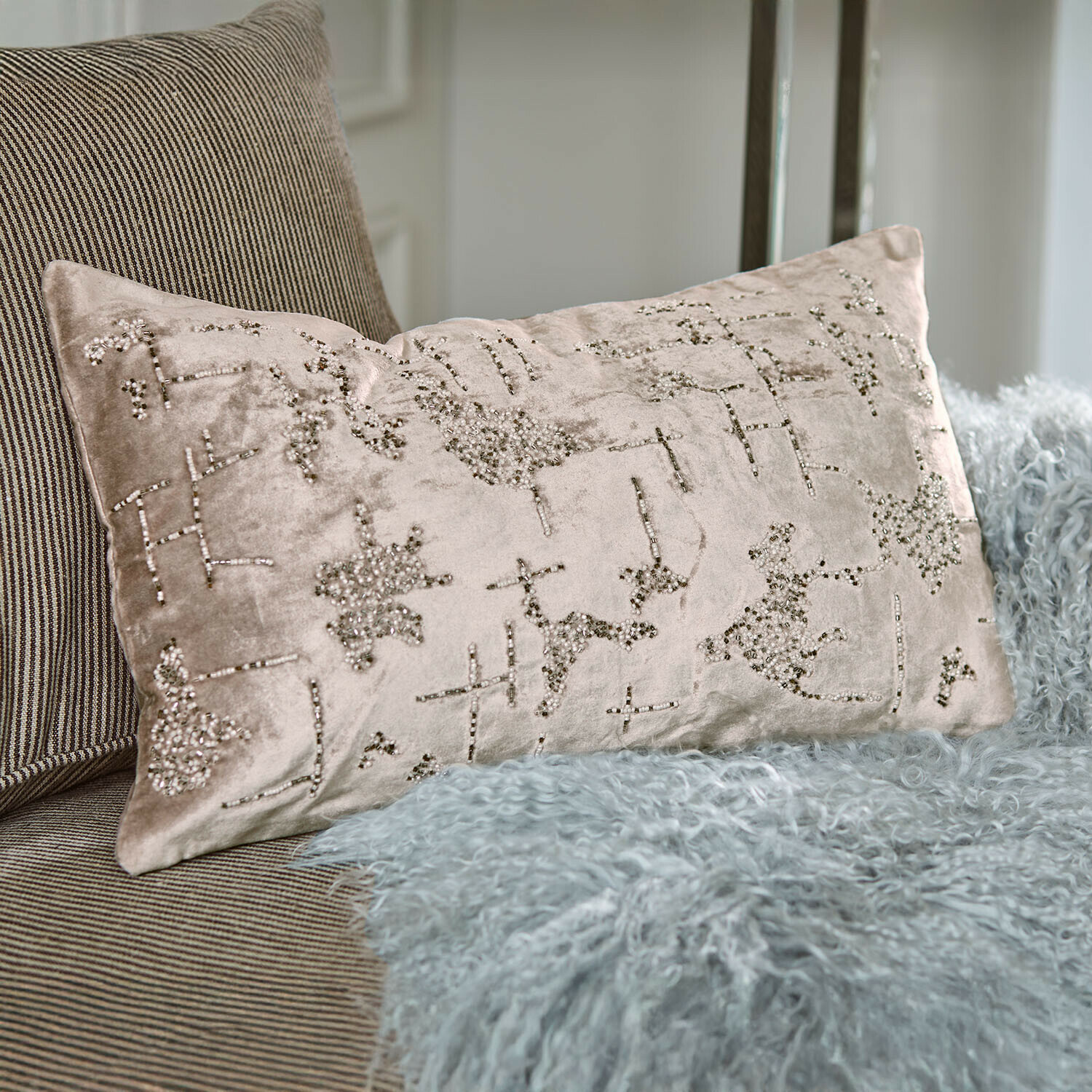 Kissenhülle Malencio Beige Samtkissen mit glänzenden Perlen auf Sofa mit weichem Fellplaid