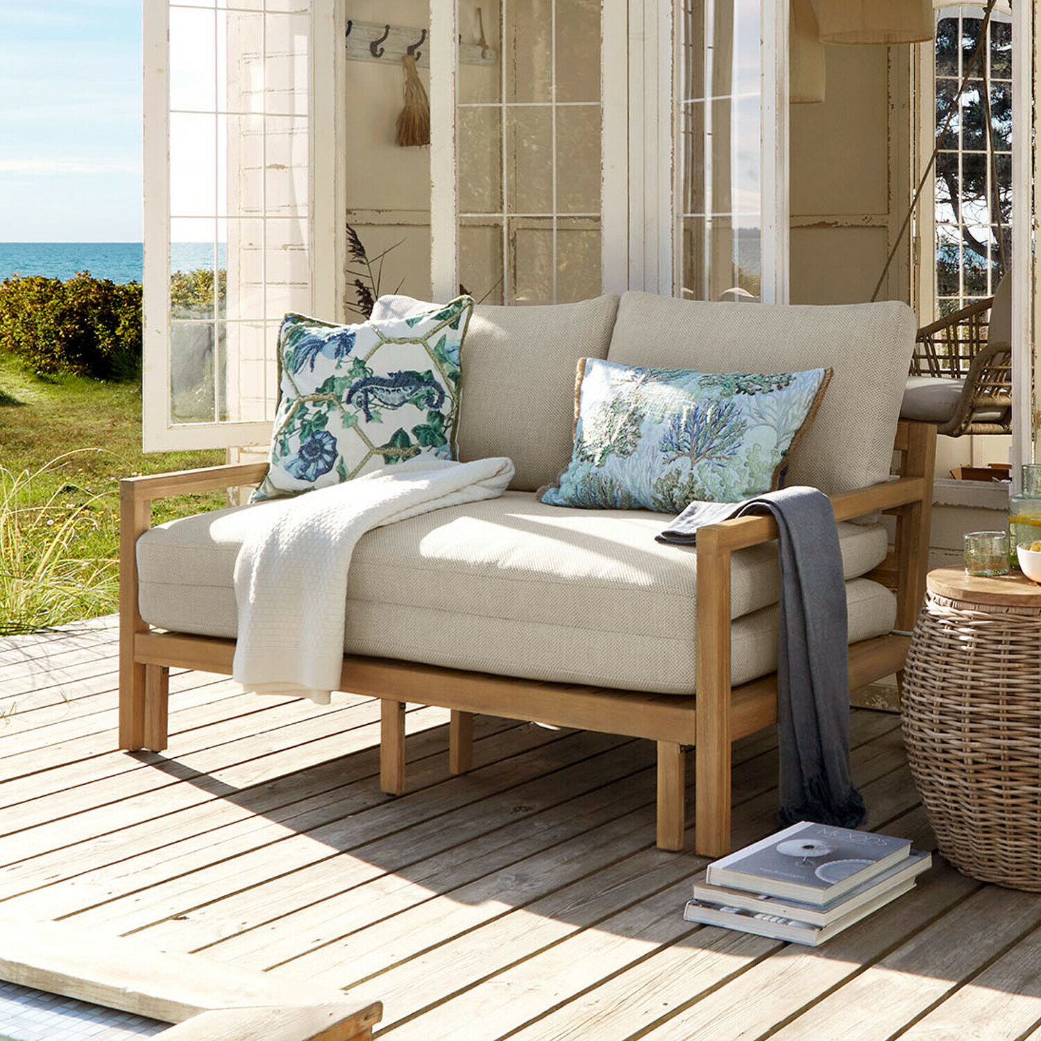 Ausziehsofa Tjorna Beiges Sofa mit Holzrahmen auf Terrasse mit Blick auf Garten und Meer, dekoratives Kissen