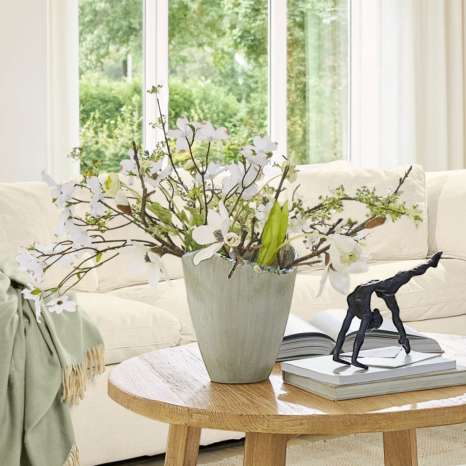 Vase Yasillo Grauer Keramikvase mit weißen Blumen auf Holztisch im hellen Wohnzimmer als Dekoration
