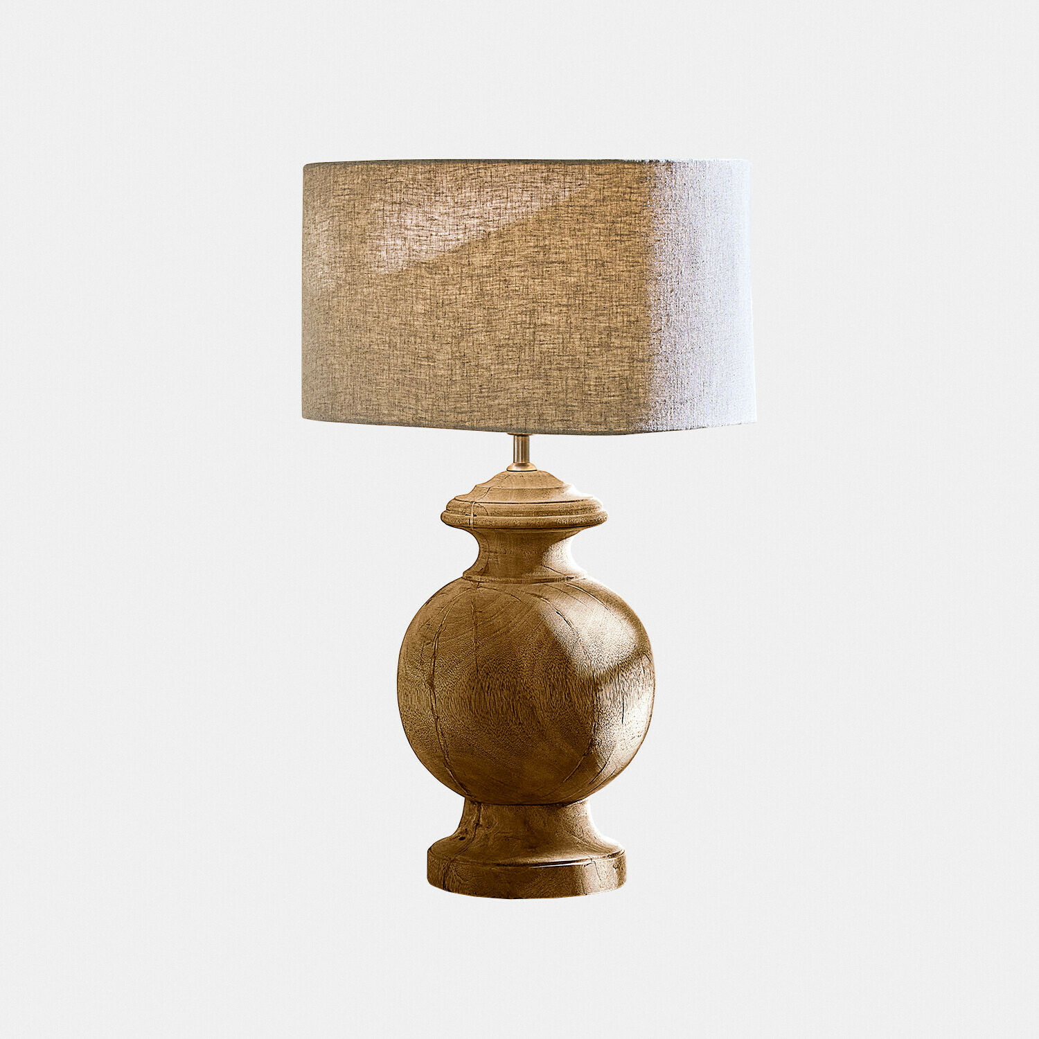 Tischlampe mit Holzfuß und beigem Stoffschirm, dekorative Wohnraumbeleuchtung