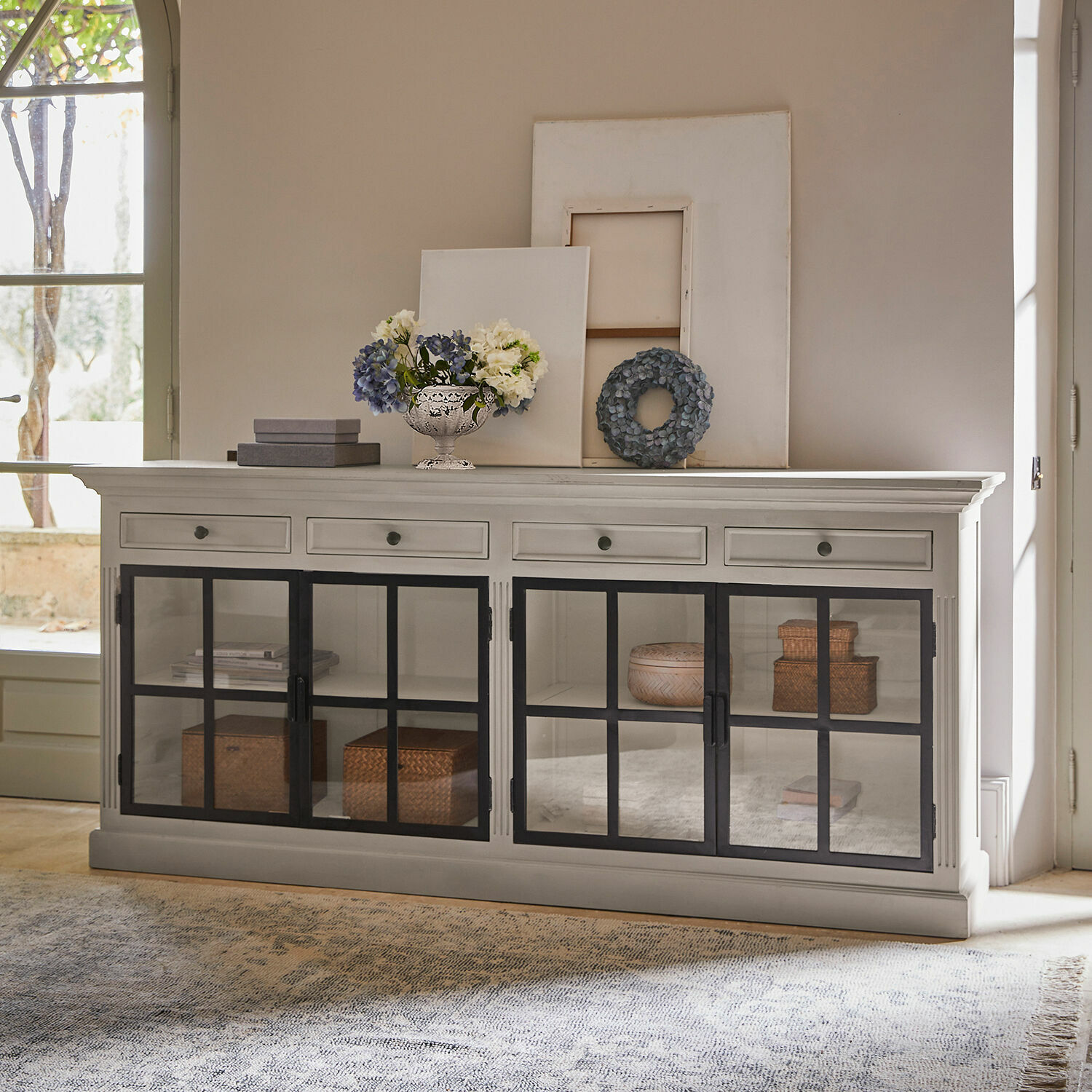 Kommode Pratola Weiße Holzkommode mit schwarzen Glastüren und Dekorationen auf der Ablage im Wohnzimmer