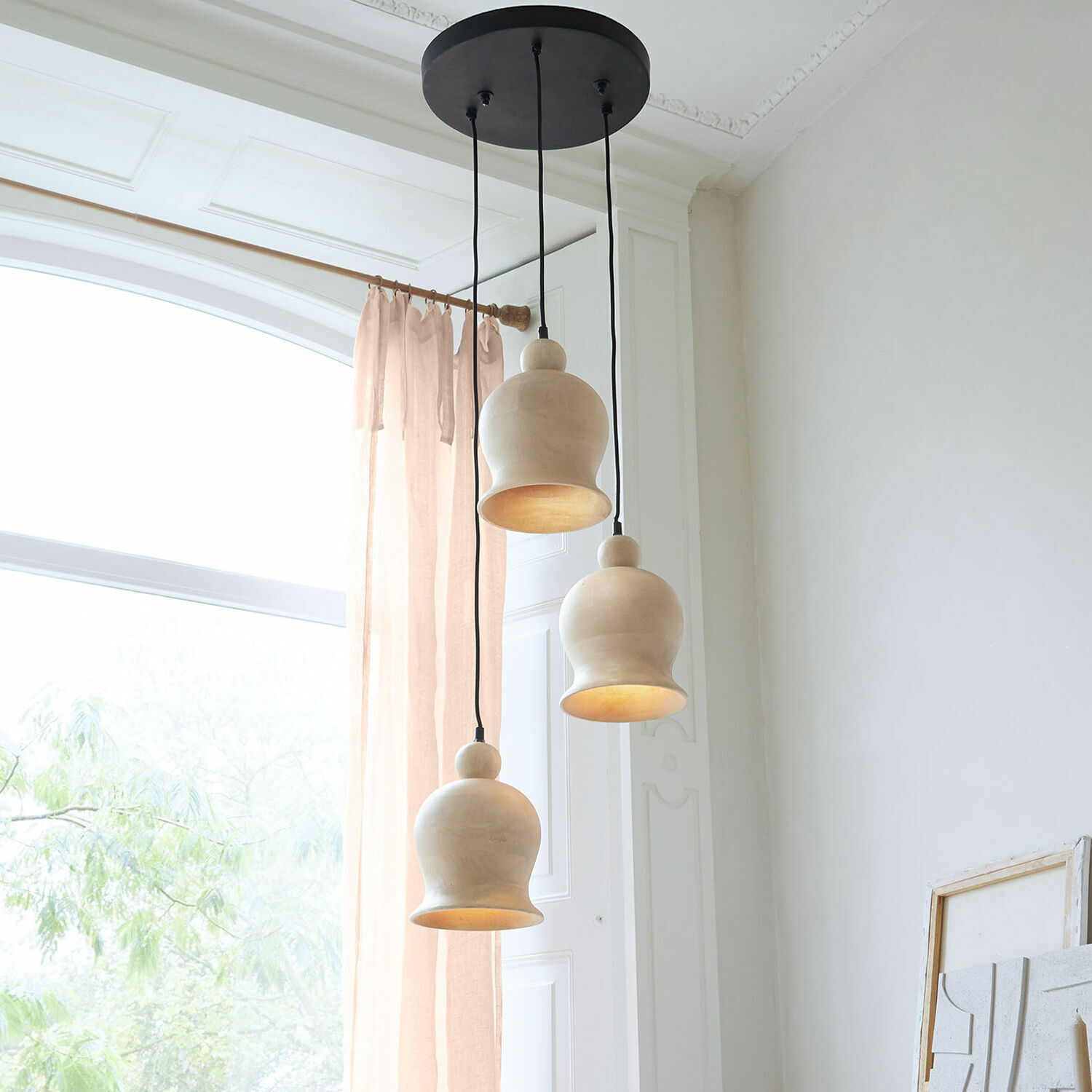 Hängelampe Ziravet Drei hängende Lampen aus hellem Holz mit organischer Form in hellem Raum mit großem Fenster