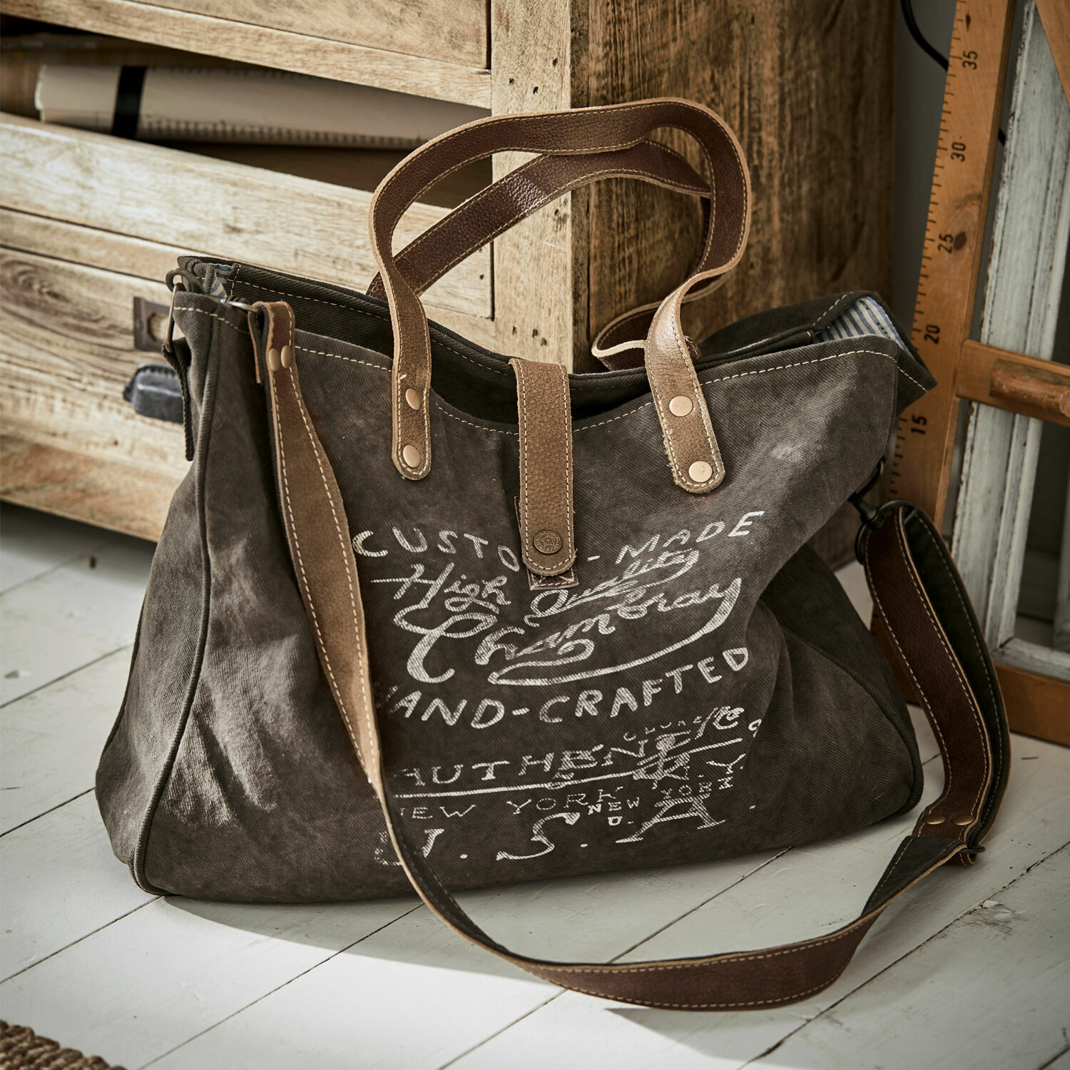 Tasche Kamjenia Dunkelgraue Stofftasche mit braunen Ledergriffen und Vintage-Aufdruck für den Alltag