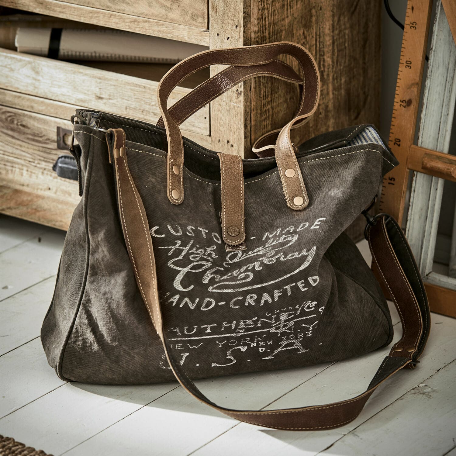 Tasche Kamjenia Dunkelgraue Stofftasche mit braunen Ledergriffen und Vintage-Aufdruck für den Alltag