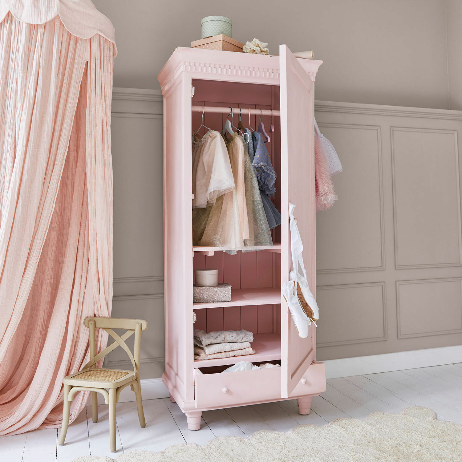 Kleiderschrank Solevreux Rosa Holz-Kinderkleiderschrank mit Kleidern und Ballettschuhen, pastellfarbener Kindermöbel