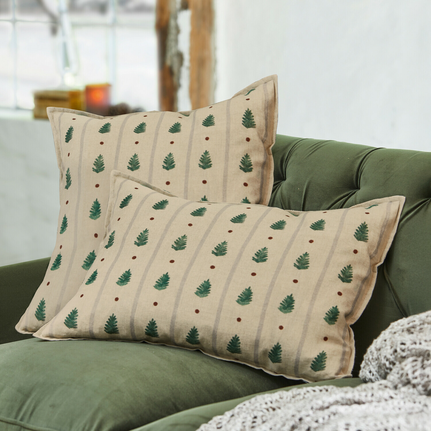Kissenhülle 2er Set Emily Beige Dekokissen mit grünem Blattmuster auf grünem Sofa, Wohntextilien für Wohnzimmer