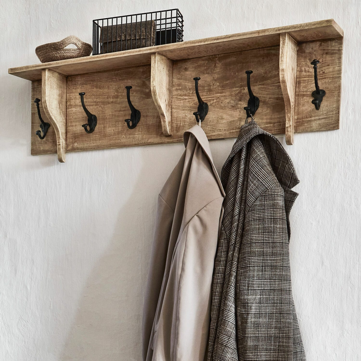 Garderobe Boetica Wandgarderobe aus Holz in Natur mit schwarzen Metallhaken und Ablagefach oben