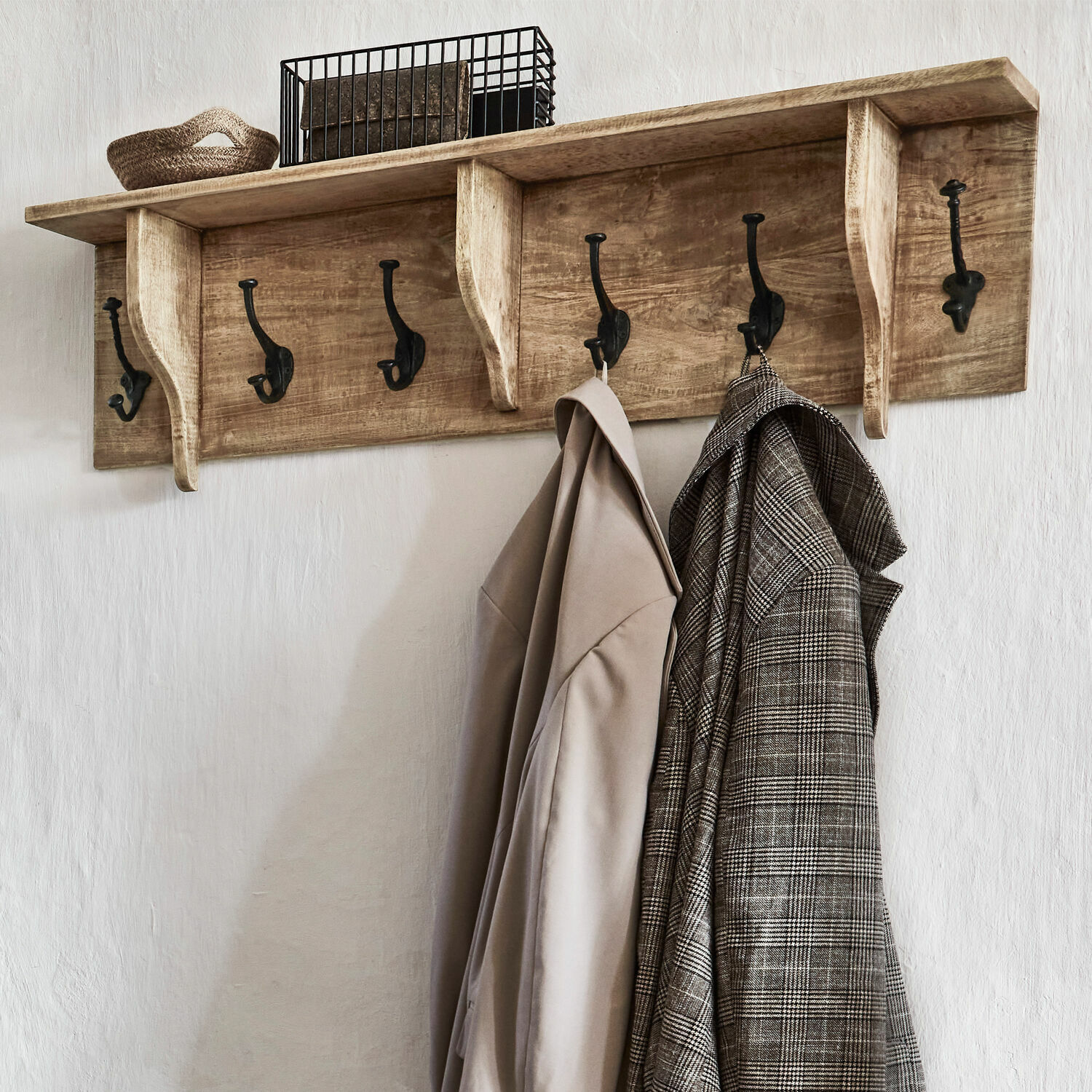 Garderobe Boetica Wandgarderobe aus Holz in Natur mit schwarzen Metallhaken und Ablagefach oben