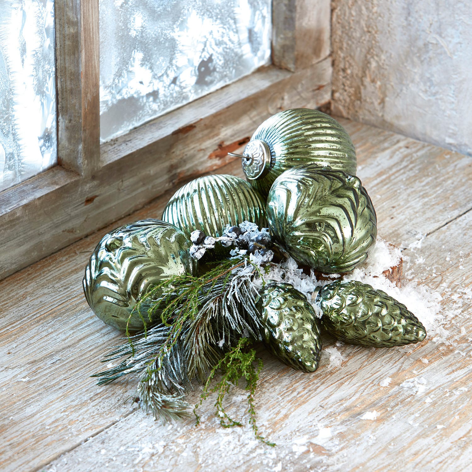 Weihnachtsschmuck 6er Set Silverhill Grüne Glas-Weihnachtskugeln mit verschiedenen Strukturen, Zweigen und Kunstschnee auf einem Holzfensterbrett