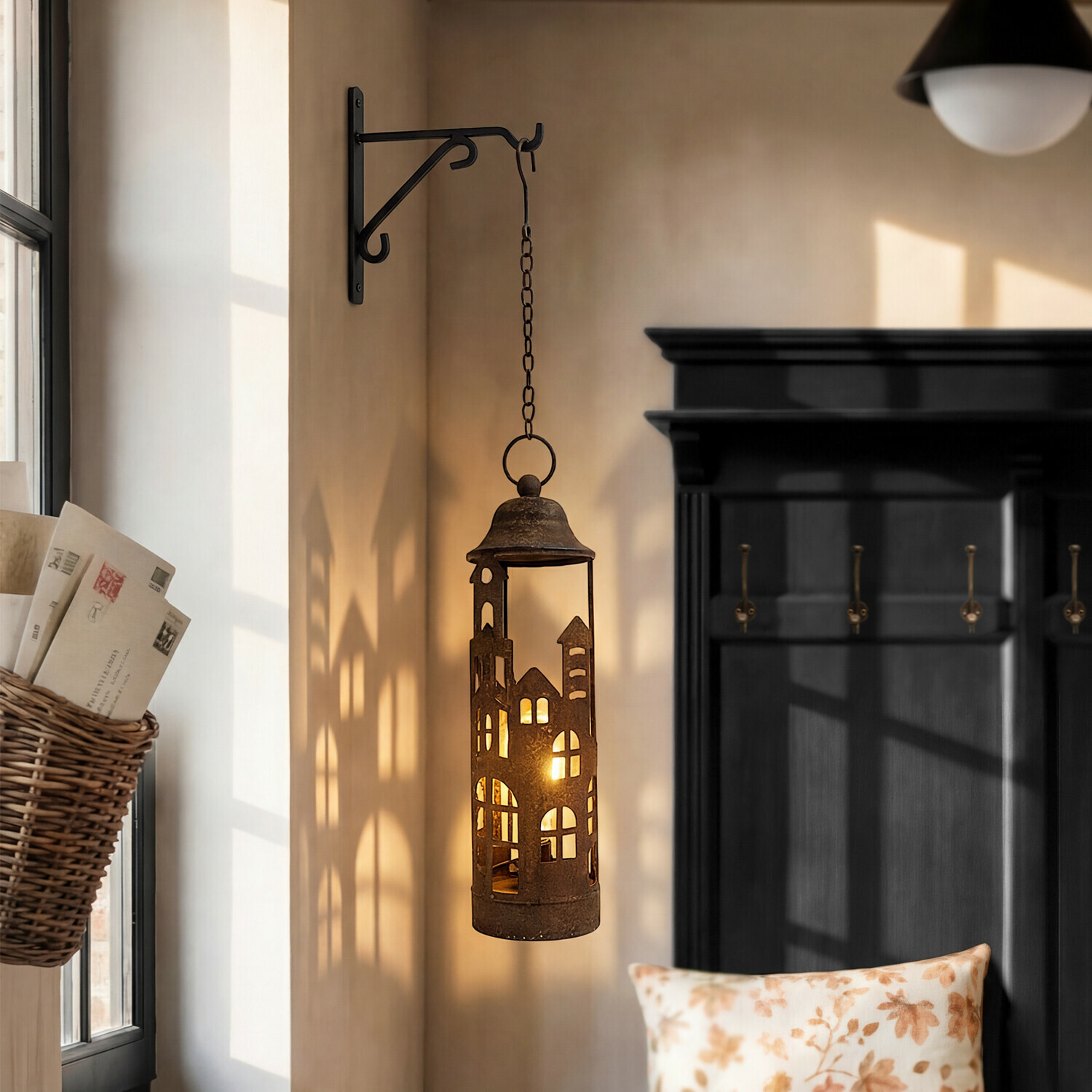 LED-Laterne Vessper Hängende Metalllaterne in Hausform mit warmem Licht, rustikale Wohnraumdekoration