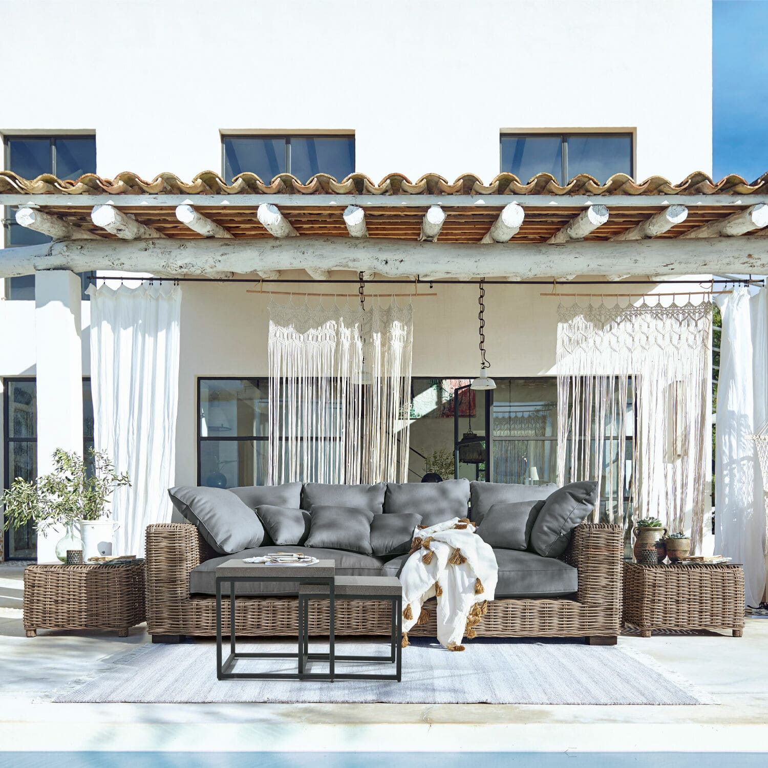 Sofa Rimini Rattansofa mit grauen Kissen und Metall-Couchtischen im Außenbereich am Pool, Gartenmöbel