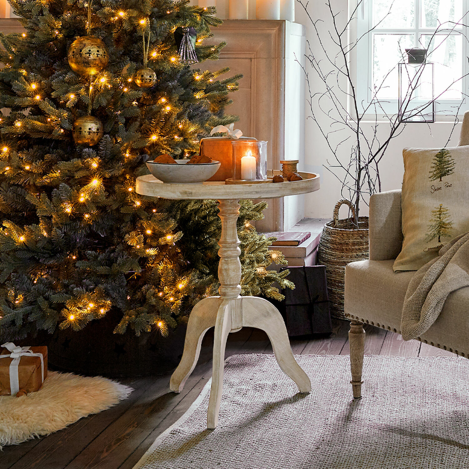 Beistelltisch Brookdale Runder Beistelltisch aus hellem Holz neben festlich beleuchtetem Weihnachtsbaum im Wohnzimmer