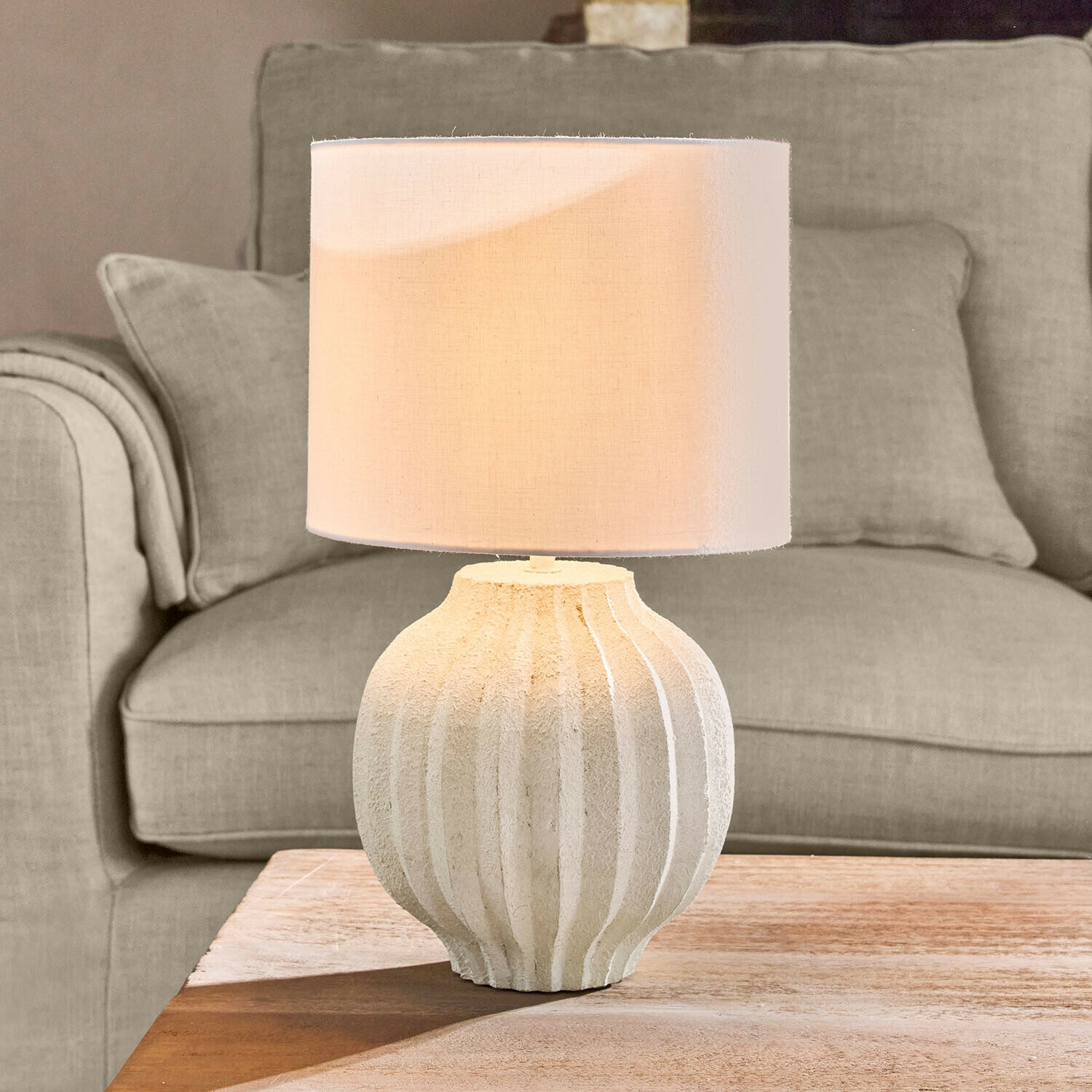 Tischlampe aus weißer Keramik mit hellem Stoffschirm, dekorative Wohnzimmerlampe