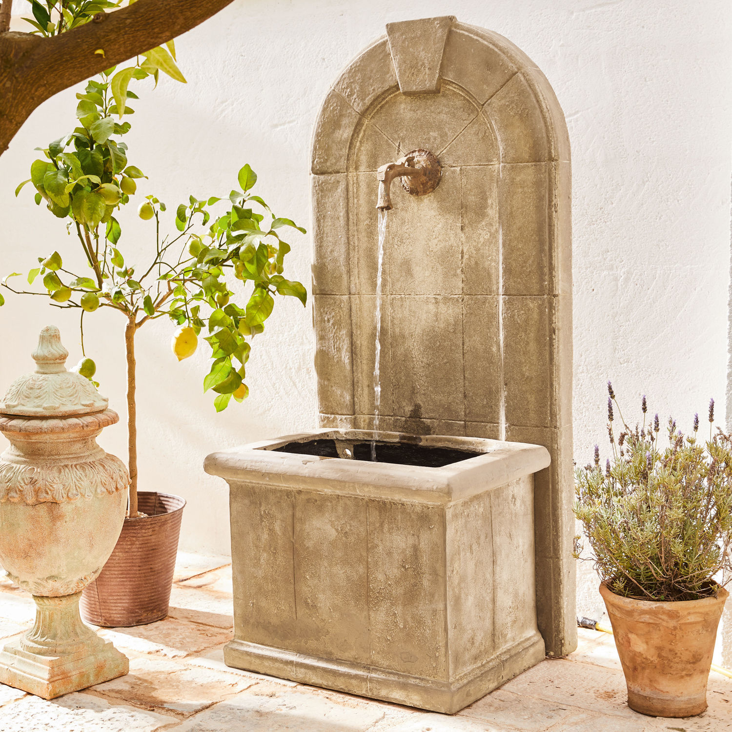 Brunnen Ginette Dekorativer Gartenbrunnen aus beigem Stein mit Metallhahn und fließendem Wasserstrahl