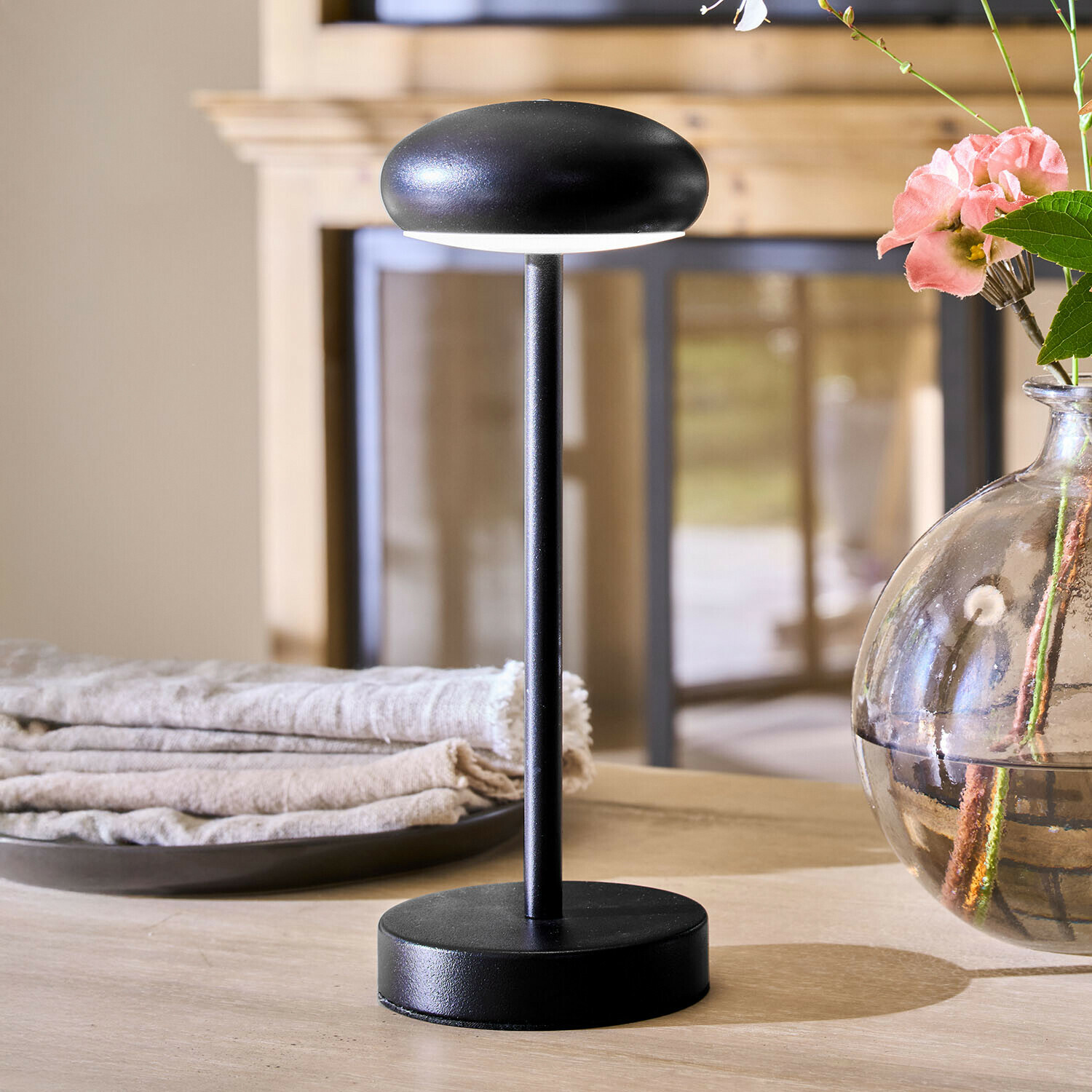 Wiederaufladbare Tischlampe Loxbridge Moderne schwarze Metall-Tischlampe mit minimalistischem Design für Wohnzimmer oder Büro