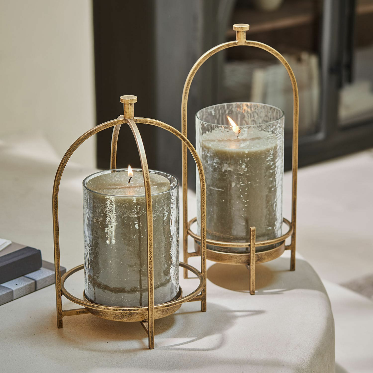 Windlicht 2er Set Biserre Zwei Glas-Kerzenhalter mit antikgoldenem Metallgestell und grauen Dekokerzen für Wohnraum