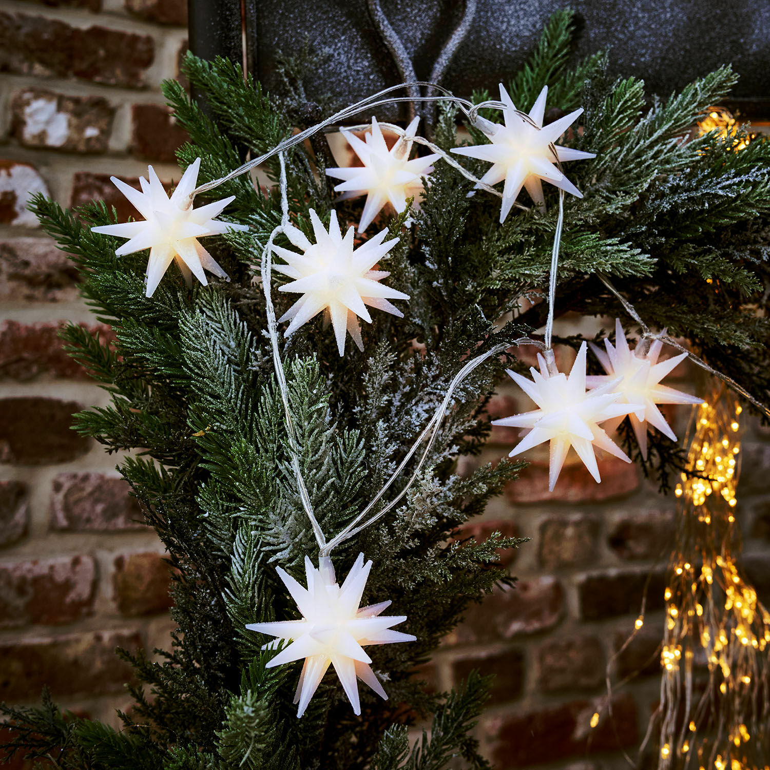 Lichterkette Valerino Lichterkette mit weißen Sternen an grünen Zweigen für festliche Weihnachtsdekoration