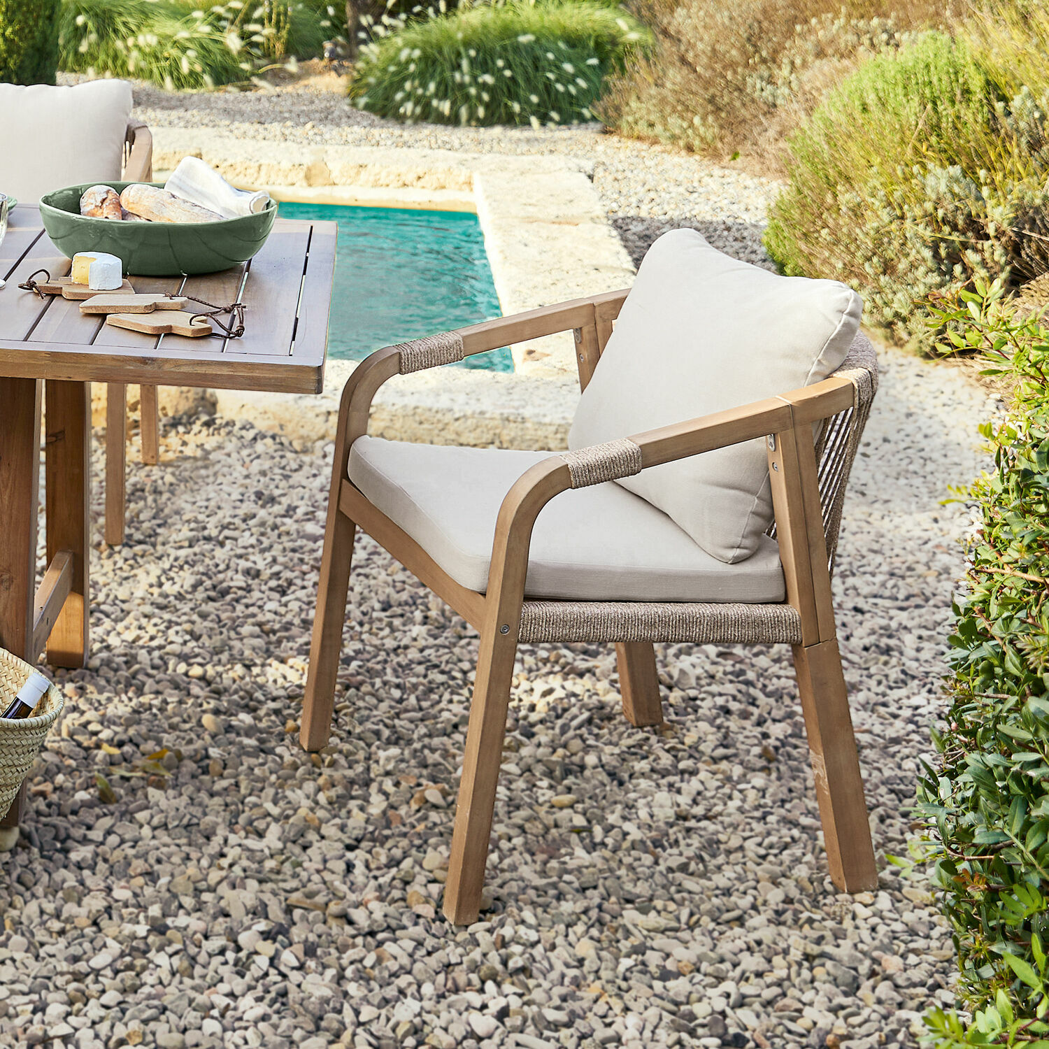 Stuhl 2er Set FSC®-100% Kennedy Gartenstuhl aus Holz mit hellen Polstern auf Kieselstein-Terrasse neben Pool