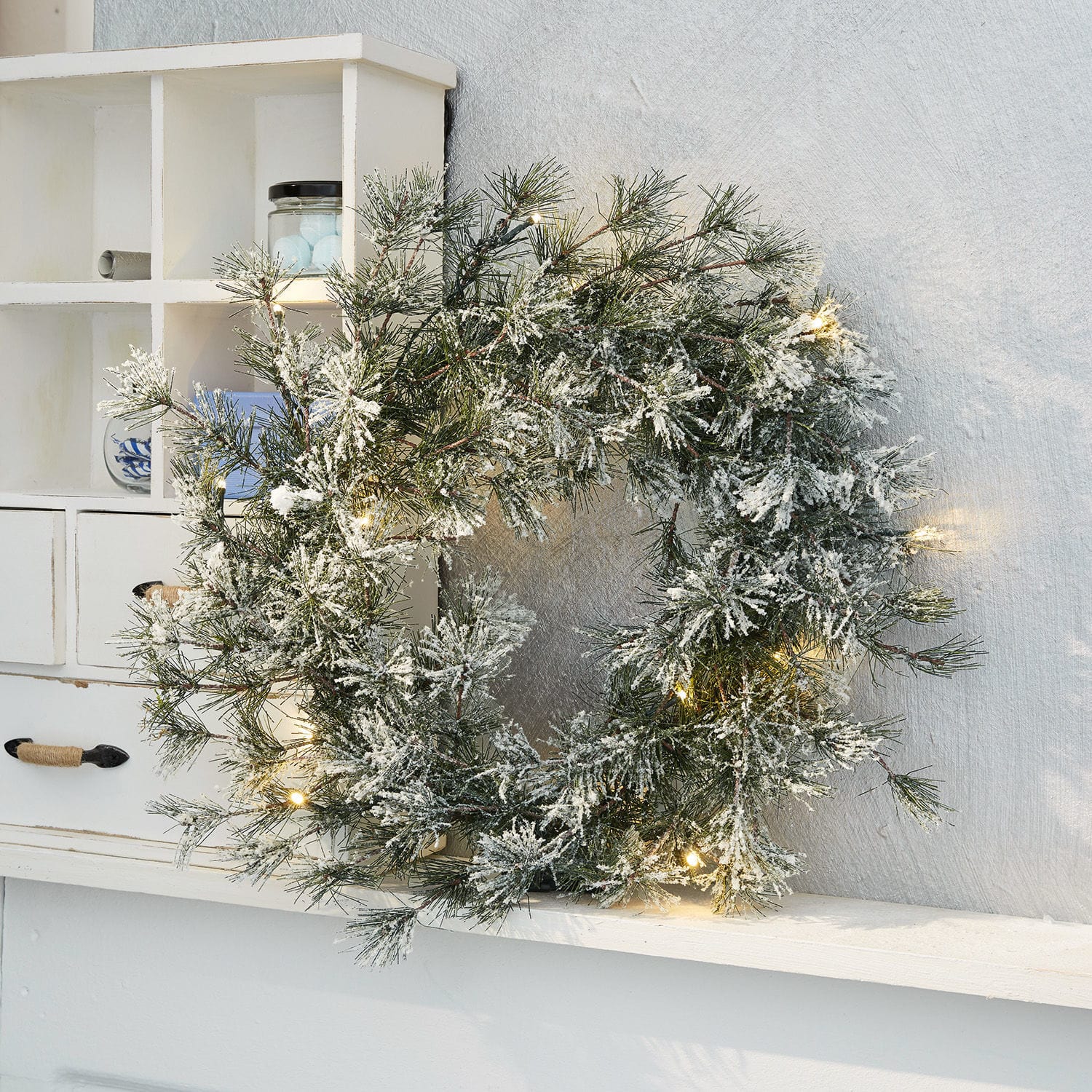 LED-Kranz Vire Schneebedeckter Weihnachtskranz mit grünen Zweigen und warmen LED-Lichtern zur Wohnraumdekoration