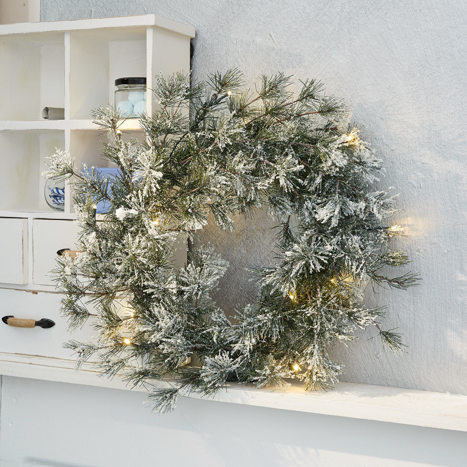 LED-Kranz Vire Schneebedeckter Weihnachtskranz mit grünen Zweigen und warmen LED-Lichtern zur Wohnraumdekoration