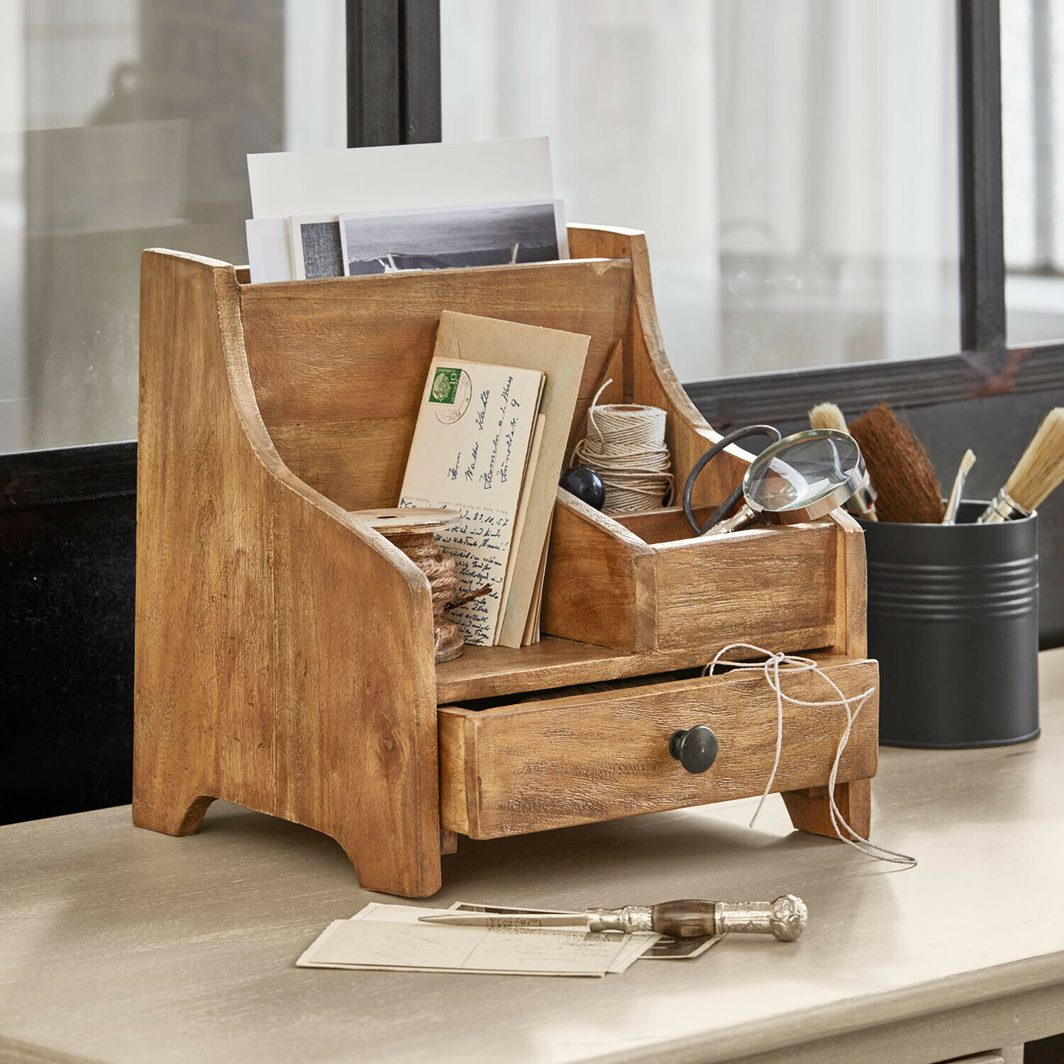 Organizer Cairlena Holz-Organizer mit Schublade und Fächern für Briefe und Schreibutensilien auf Schreibtisch