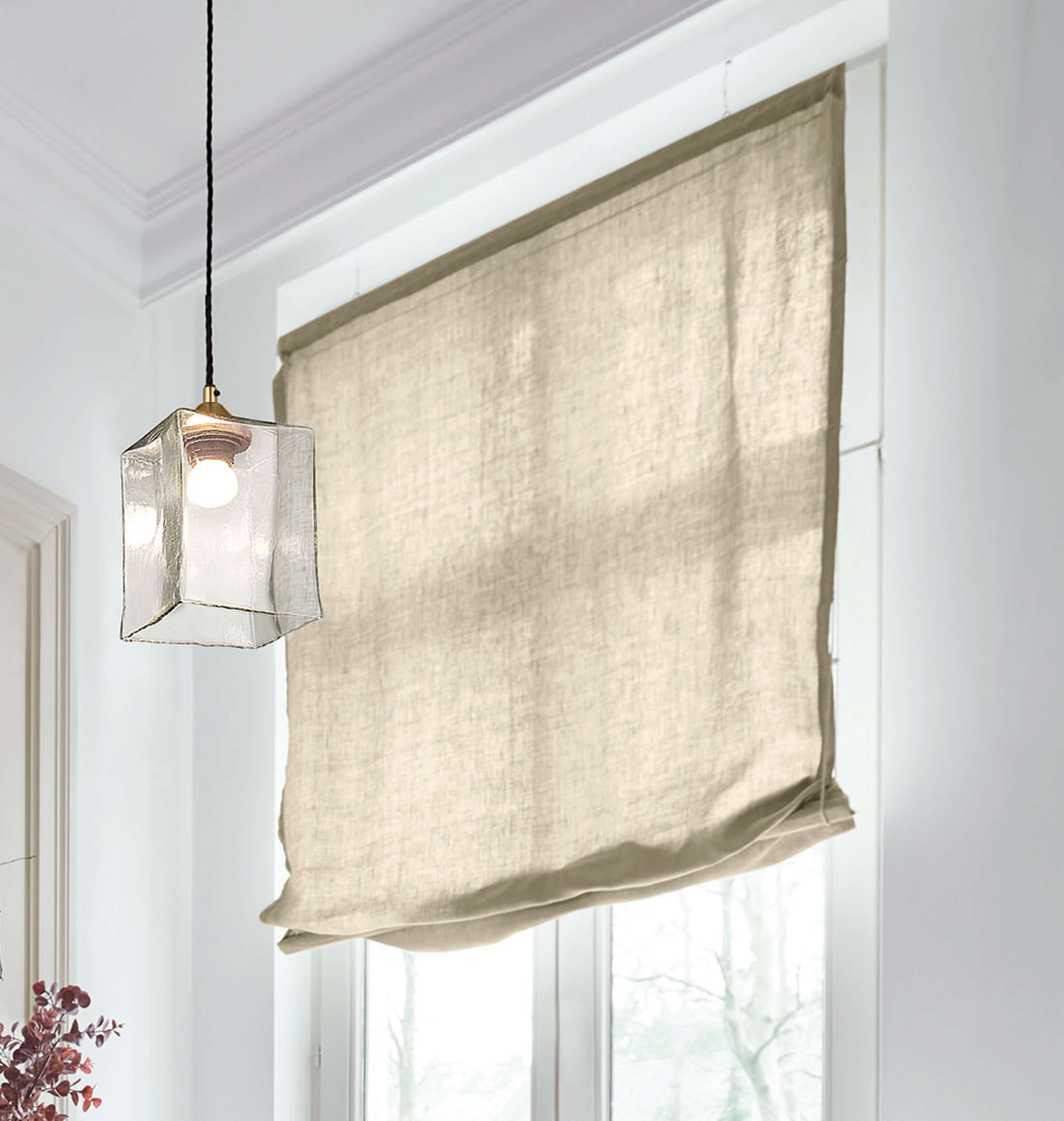 Beige Leinen-Rollo in hellem Raum mit transparenter Glas-Hängeleuchte