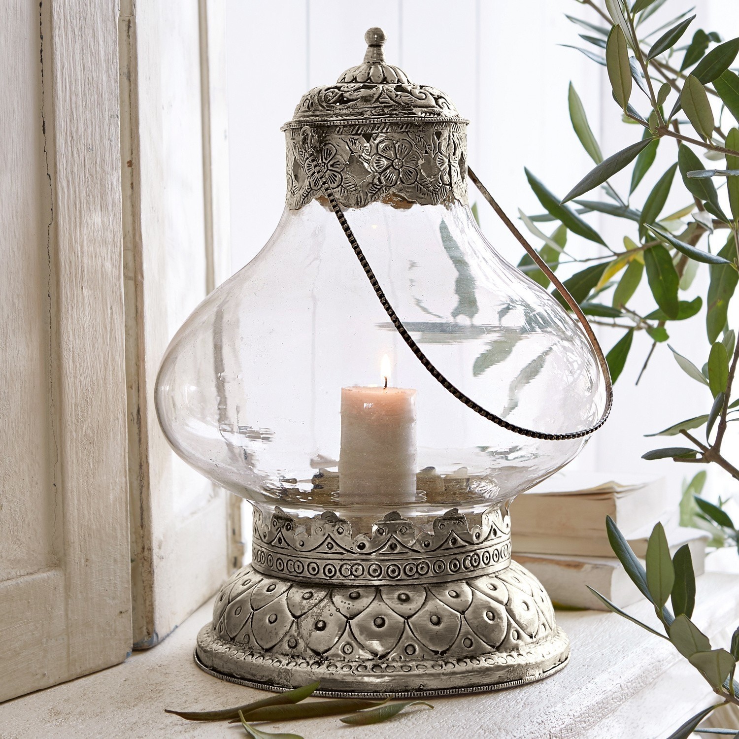 Laterne Kaela Glaslaterne mit silberner Metallbasis und Deckel mit Blumenmuster, brennende Kerze innen