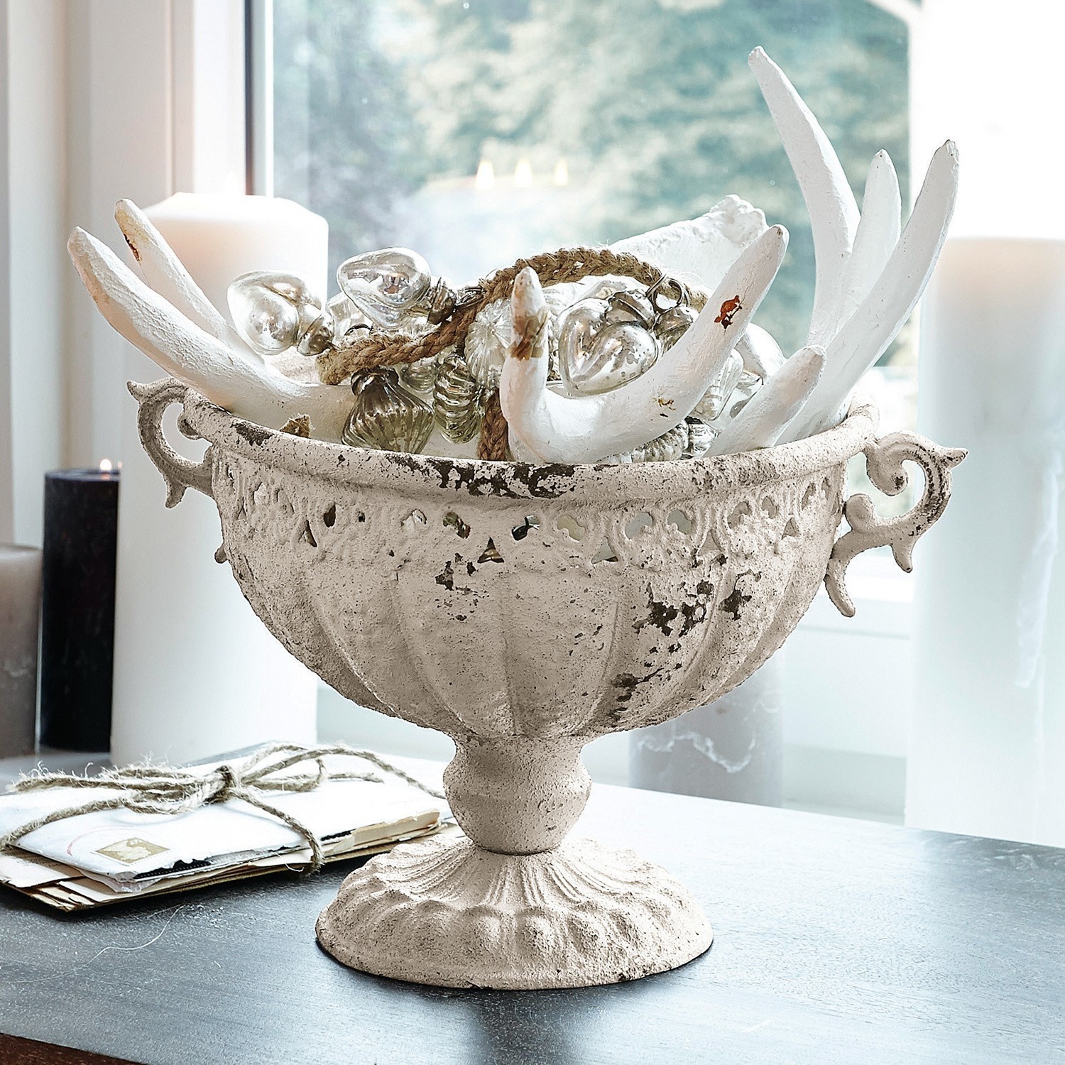 Amphore Vescemont Dekorative weiße Metall-Schale im Vintage-Stil mit Verzierungen und Kerzen auf Tisch