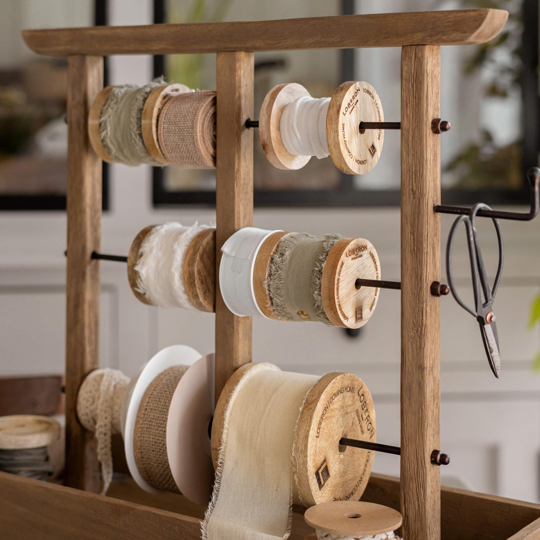 Holzständer mit Naturband-Spulen für Dekoration und Bastelarbeiten in Beige- und Weißtönen