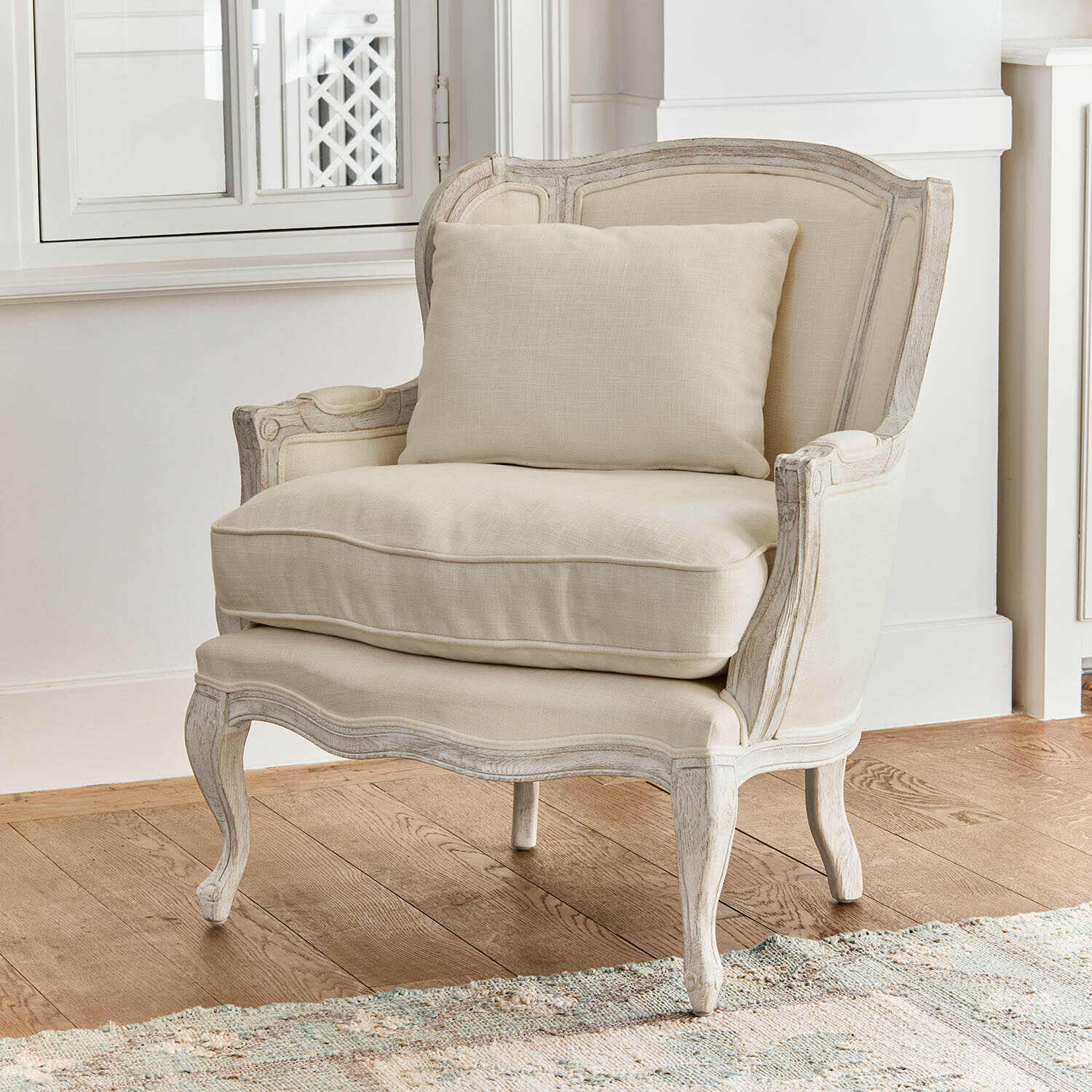 Sessel Kingswinford Klassischer Sessel aus hellem Holz mit cremefarbenem Stoffbezug, bequemer Wohnzimmerstuhl