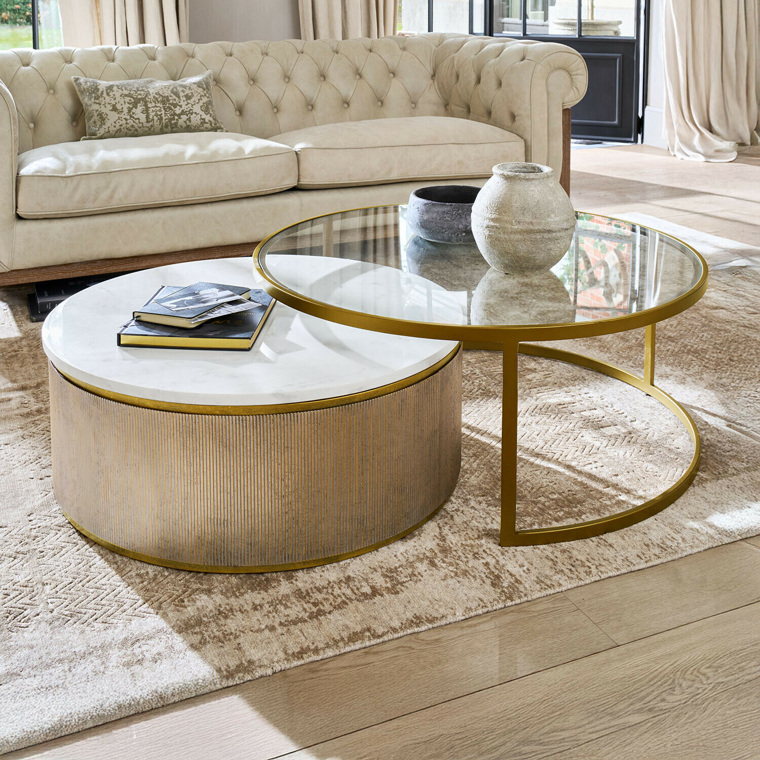 Couchtisch 2er Set Venshire Zweier-Set Couchtische mit Marmor- und Glasplatte sowie goldfarbenem Gestell im Wohnzimmer