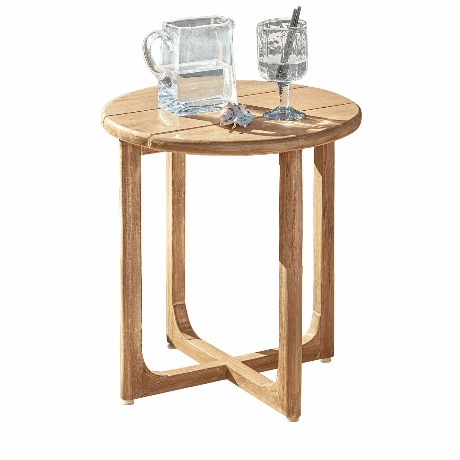Beistelltisch Tewksbury Runder Beistelltisch aus naturfarbenem Teakholz mit Krug und Wasserglas als Dekoration