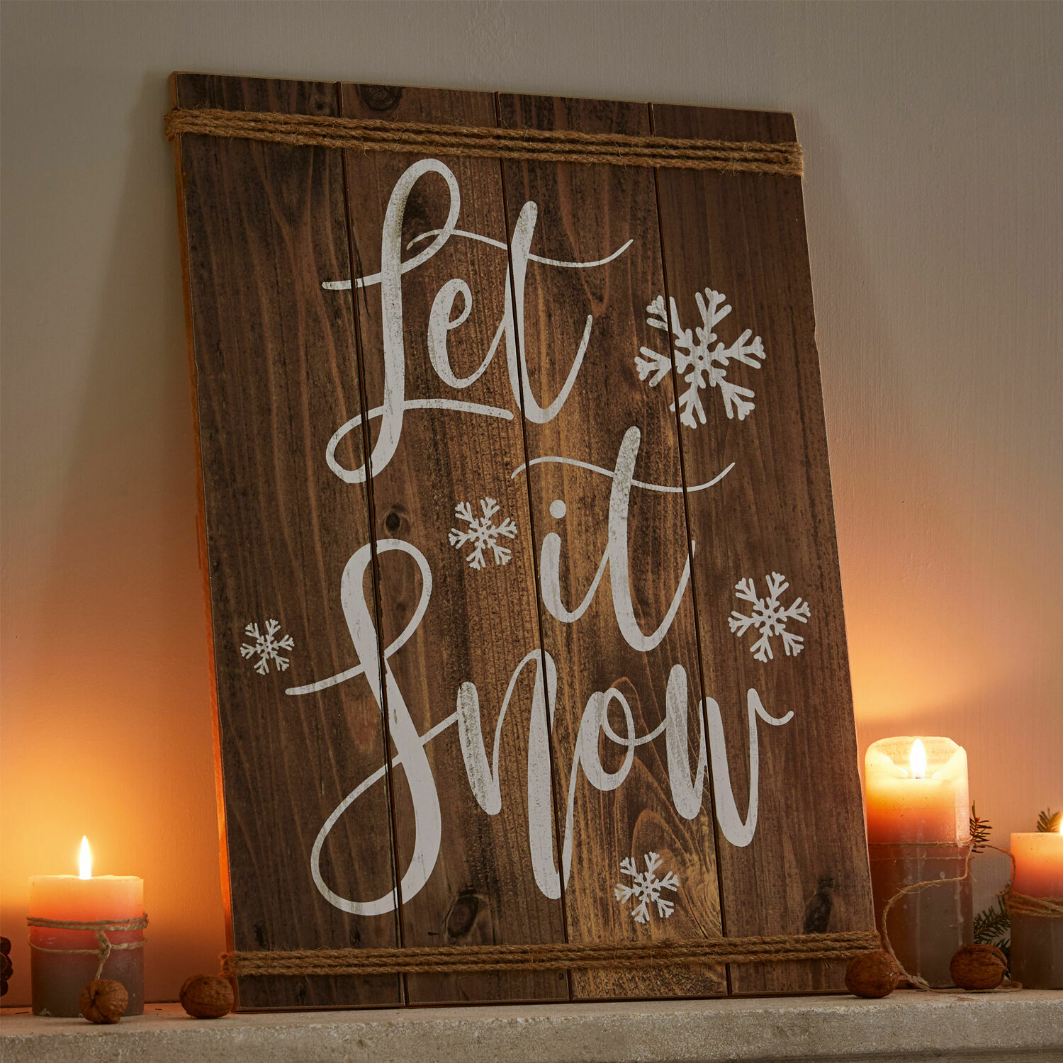 Dekoboard Verrand Holz-Wanddeko mit Schriftzug Let it Snow und weißen Schneeflocken, winterliche Atmosphäre
