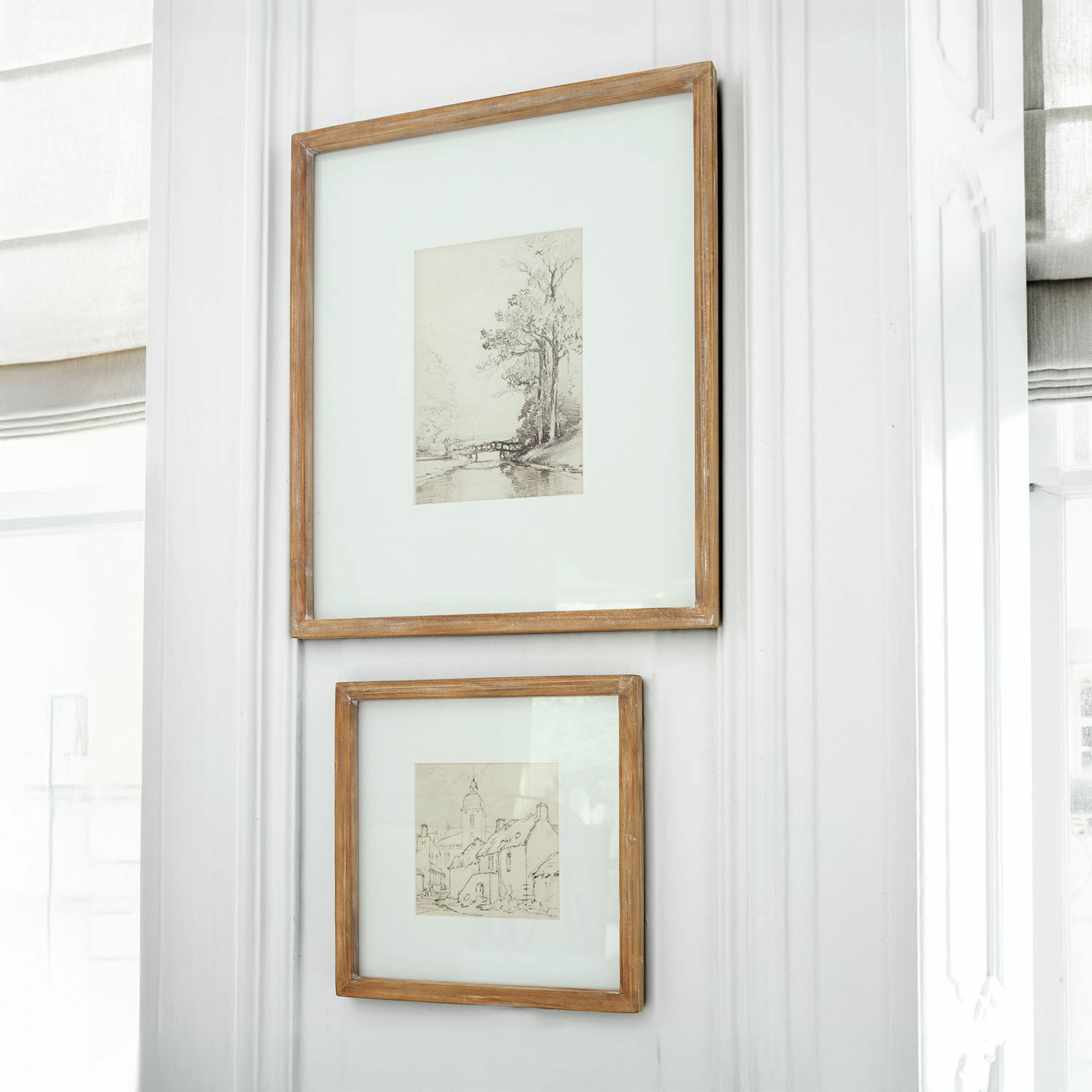 Bild 2er Set Juvarel Zwei rustikale Holzrahmen mit Landschaftszeichnungen an weißer Wand in hellem Raum