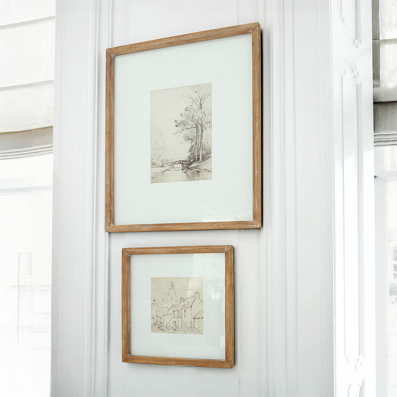 Bild 2er Set Juvarel Zwei rustikale Holzrahmen mit Landschaftszeichnungen an weißer Wand in hellem Raum