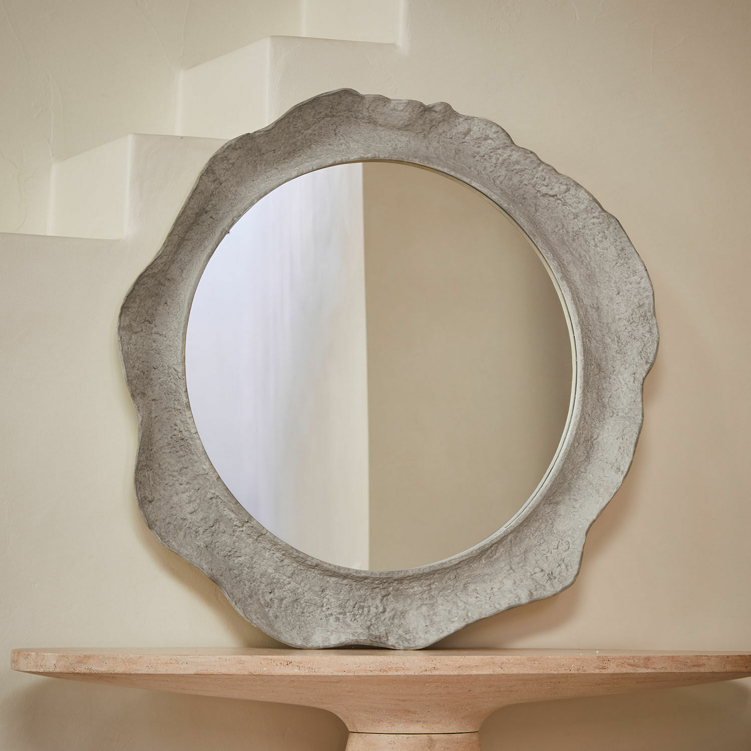 Spiegel Orivelle Runder Spiegel mit unregelmäßig geformtem Rahmen aus grauem Beton, modernes Wohnaccessoire