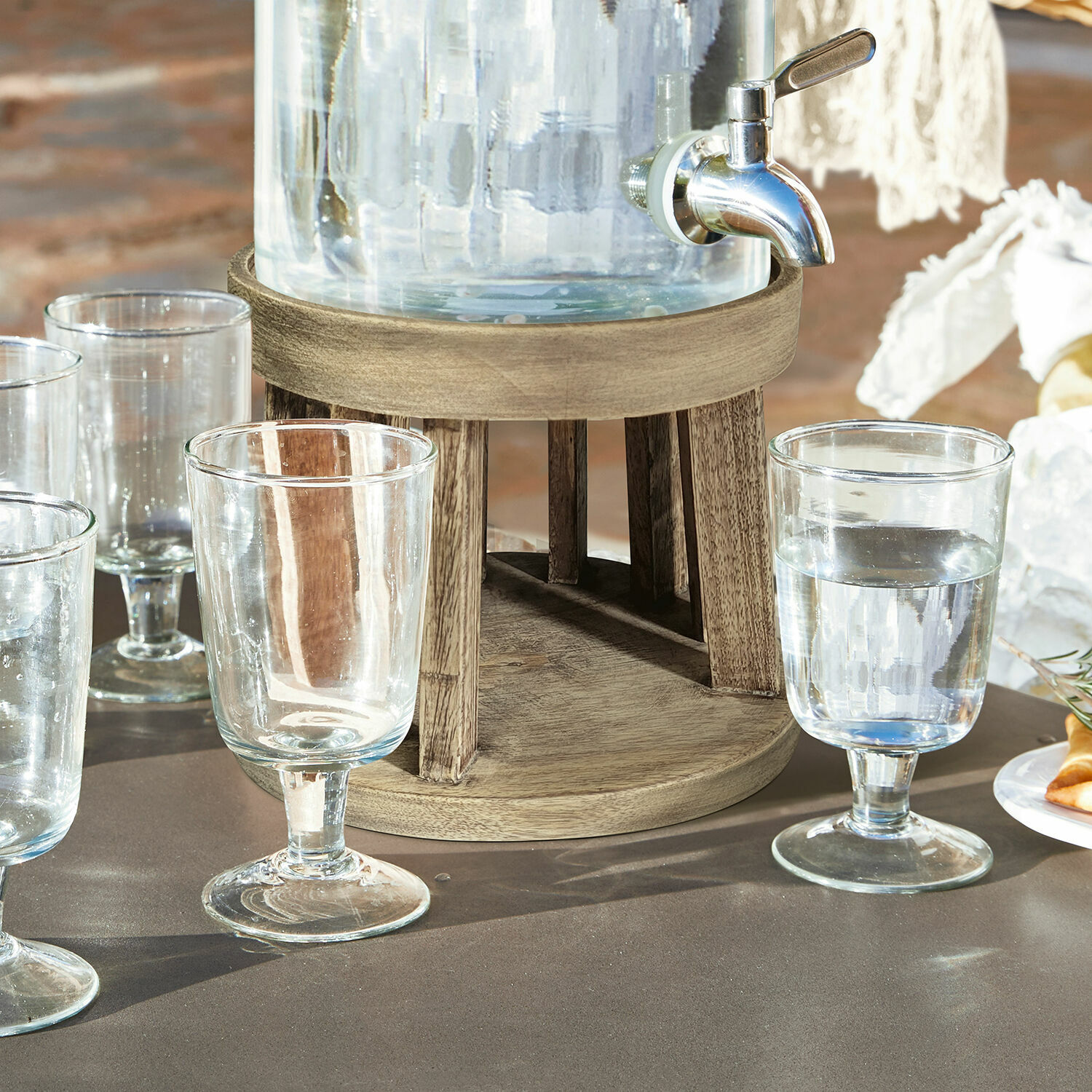 Sockel Gabela Glas-Wasserspender auf Holzständer mit Zapfhahn und klaren Gläsern für Getränke