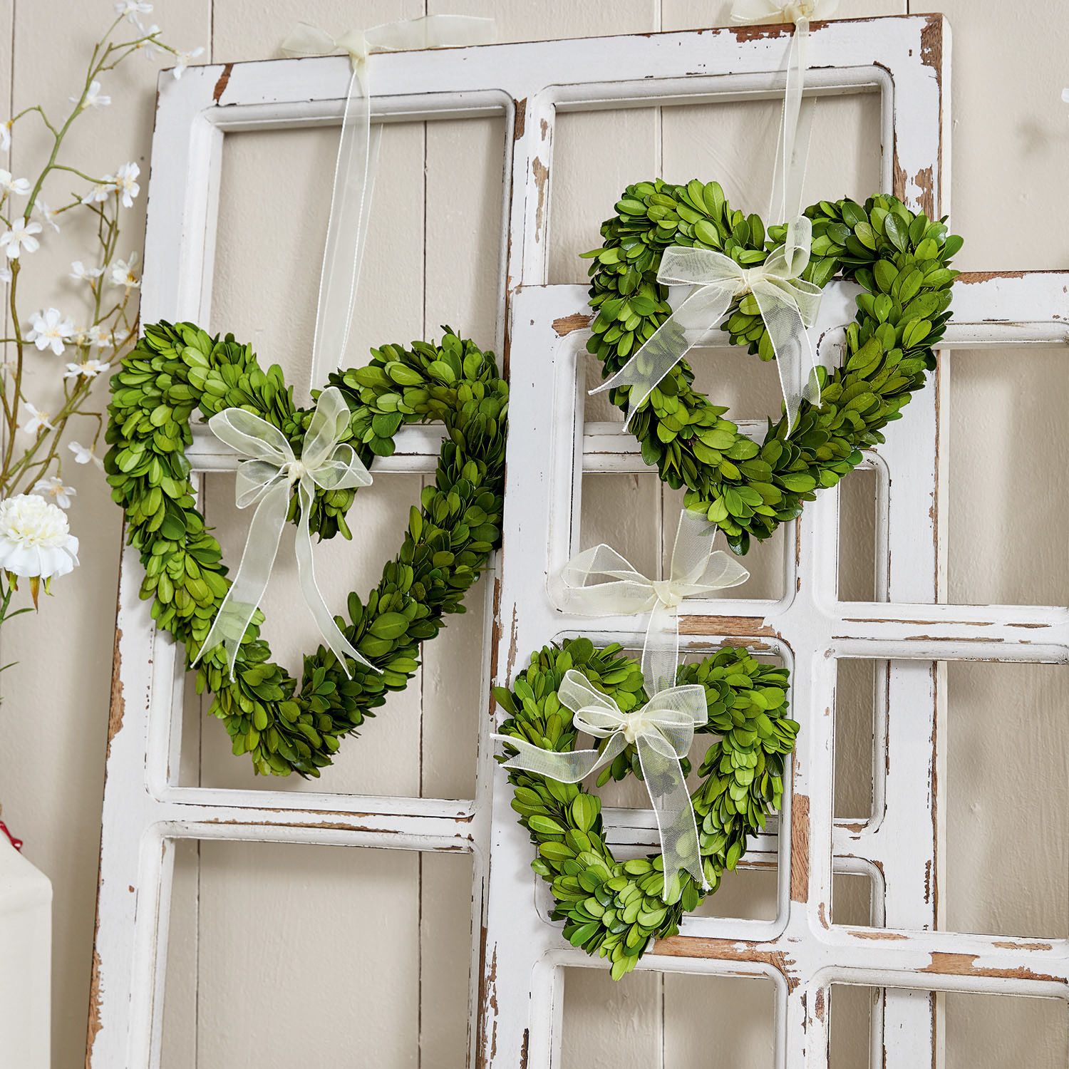 Anhänger 3er Set Venia Grüne Herzkränze aus Blättern mit weißen Schleifen an weißem, shabby-chic Fensterrahmen