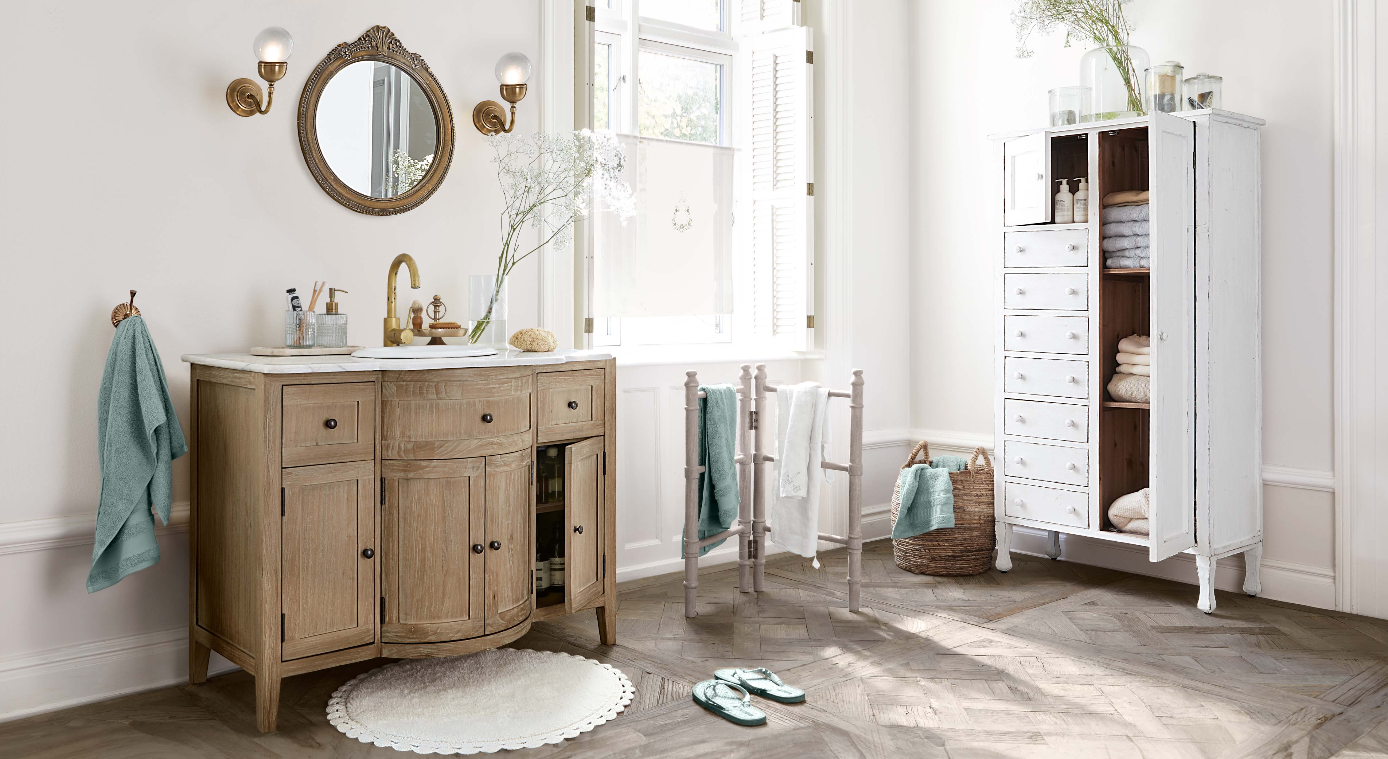 Helles Badezimmer mit Holz-Waschtisch, weißem Schrank und türkisfarbenen Handtüchern, natürliche Holzmöbel