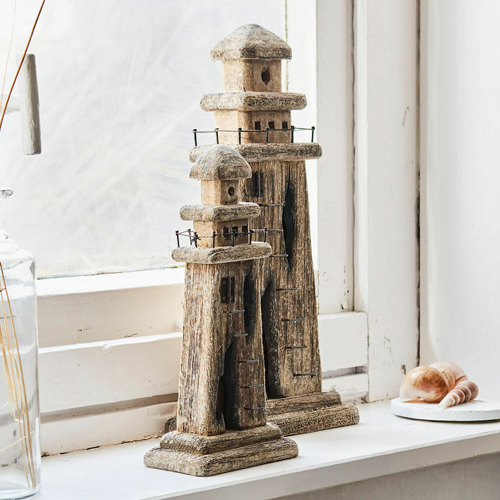 Zwei dekorative Leuchttürme aus Holz in Naturfarbe auf Fensterbank, Wohnaccessoire