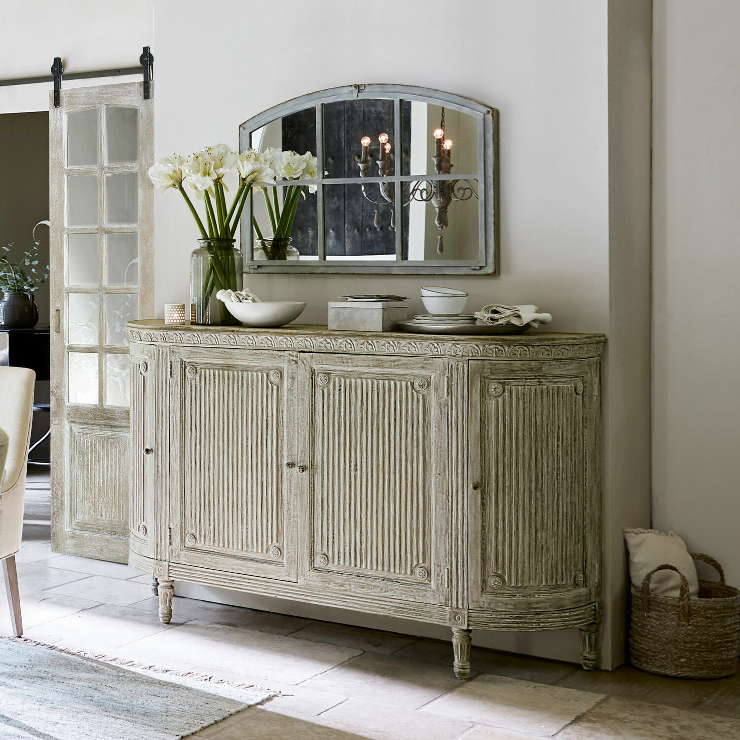 Kommode Cienegas Rustikales Sideboard aus hellem Holz mit dekorativen Paneelen und Vintage-Spiegel im Wohnraum